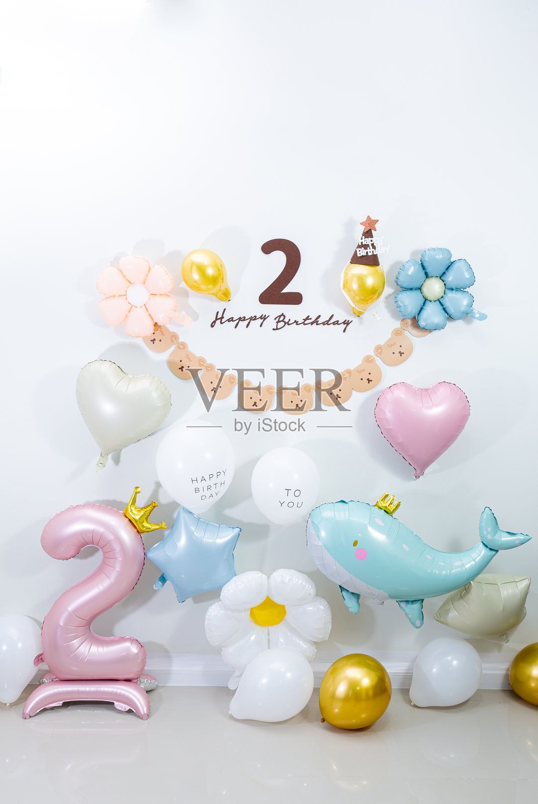 生日气球背景 生日派对装饰,白色背景上的照片区,五彩气球和带心形的木凳,供孩子们拍照用,生日派对区域照片摄影图片