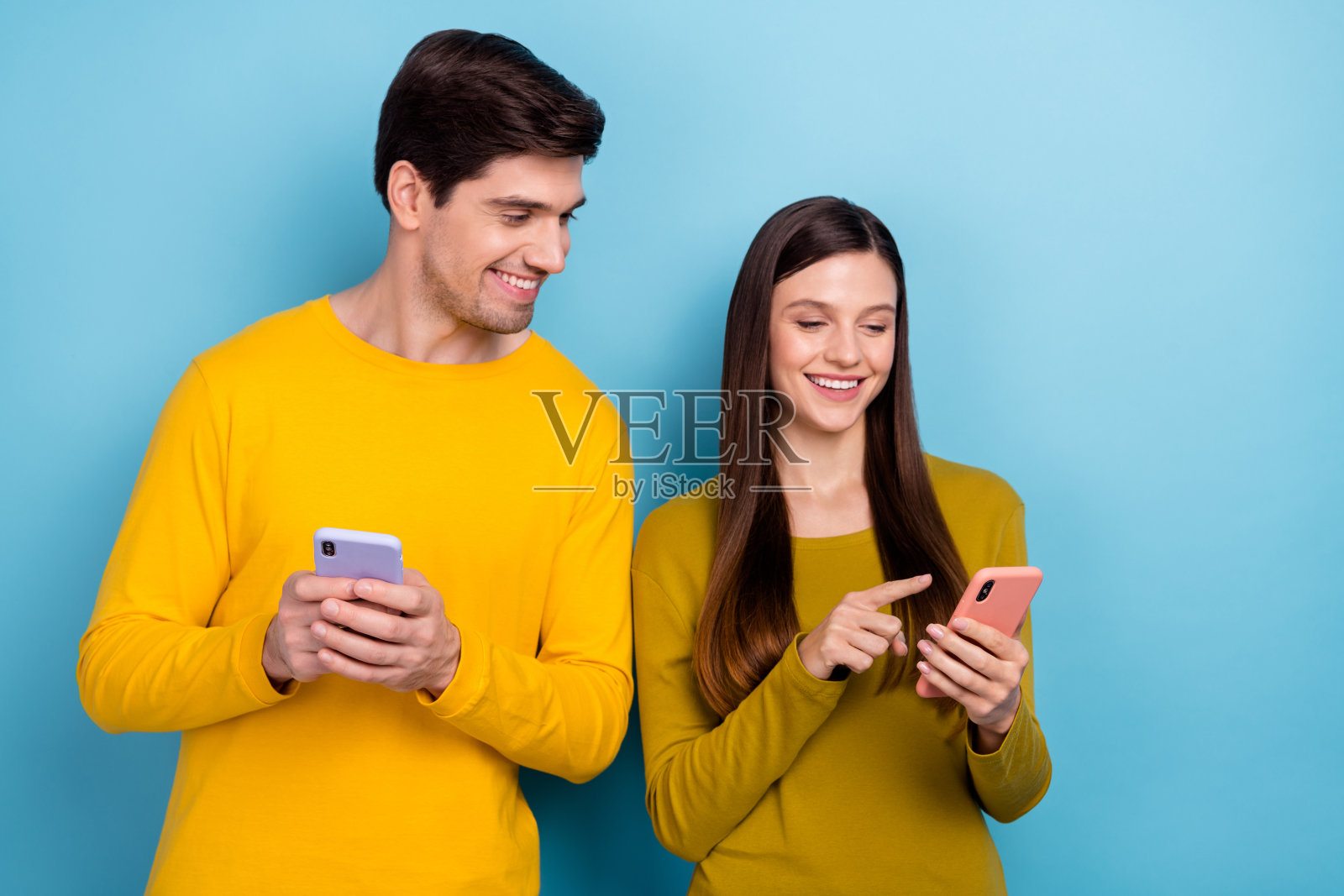 社交网络评论新闻的新现代科技,孤立在蓝色背景上的女性与男性朋友合影照片摄影图片