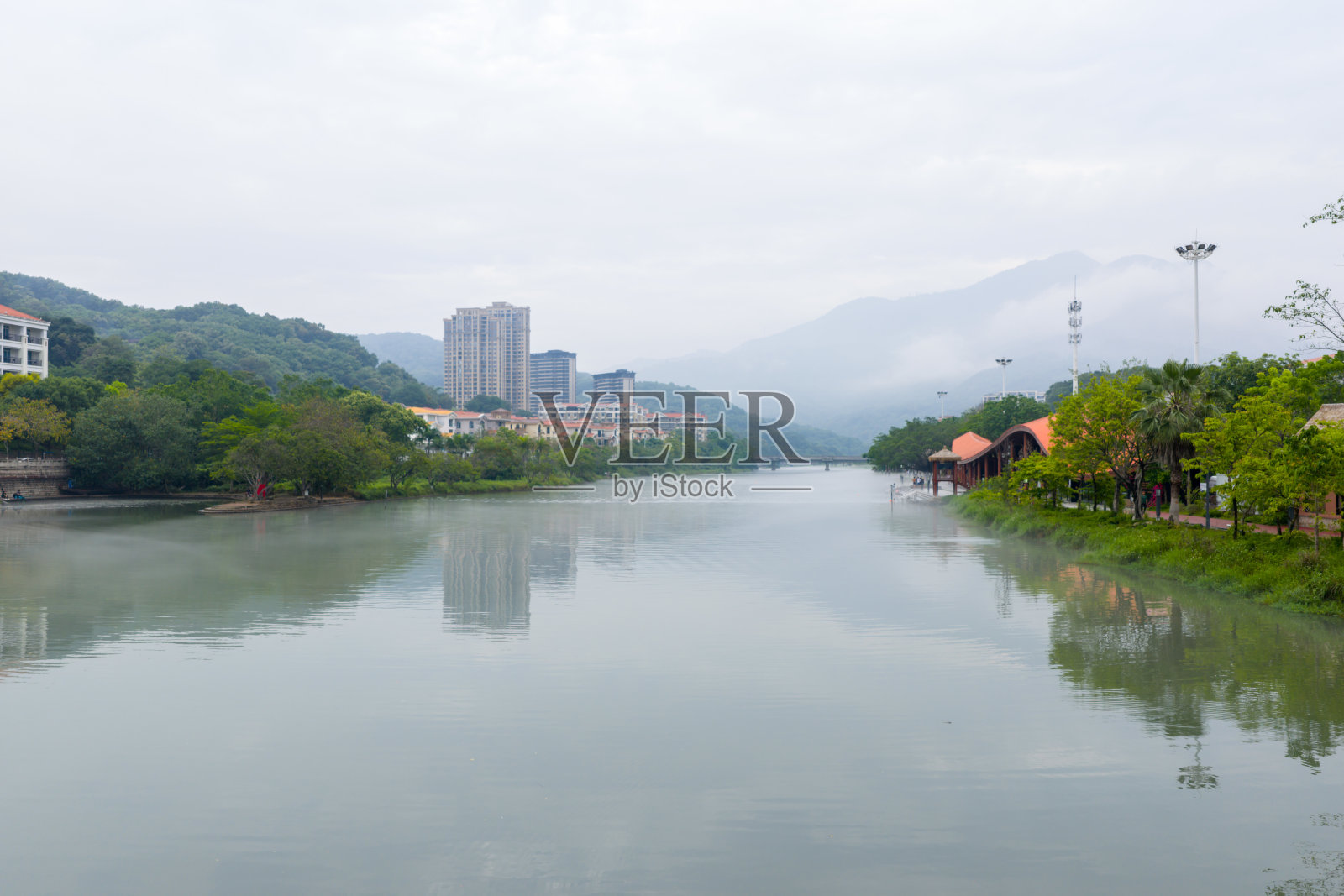 Building landscape by the river in city park照片摄影图片