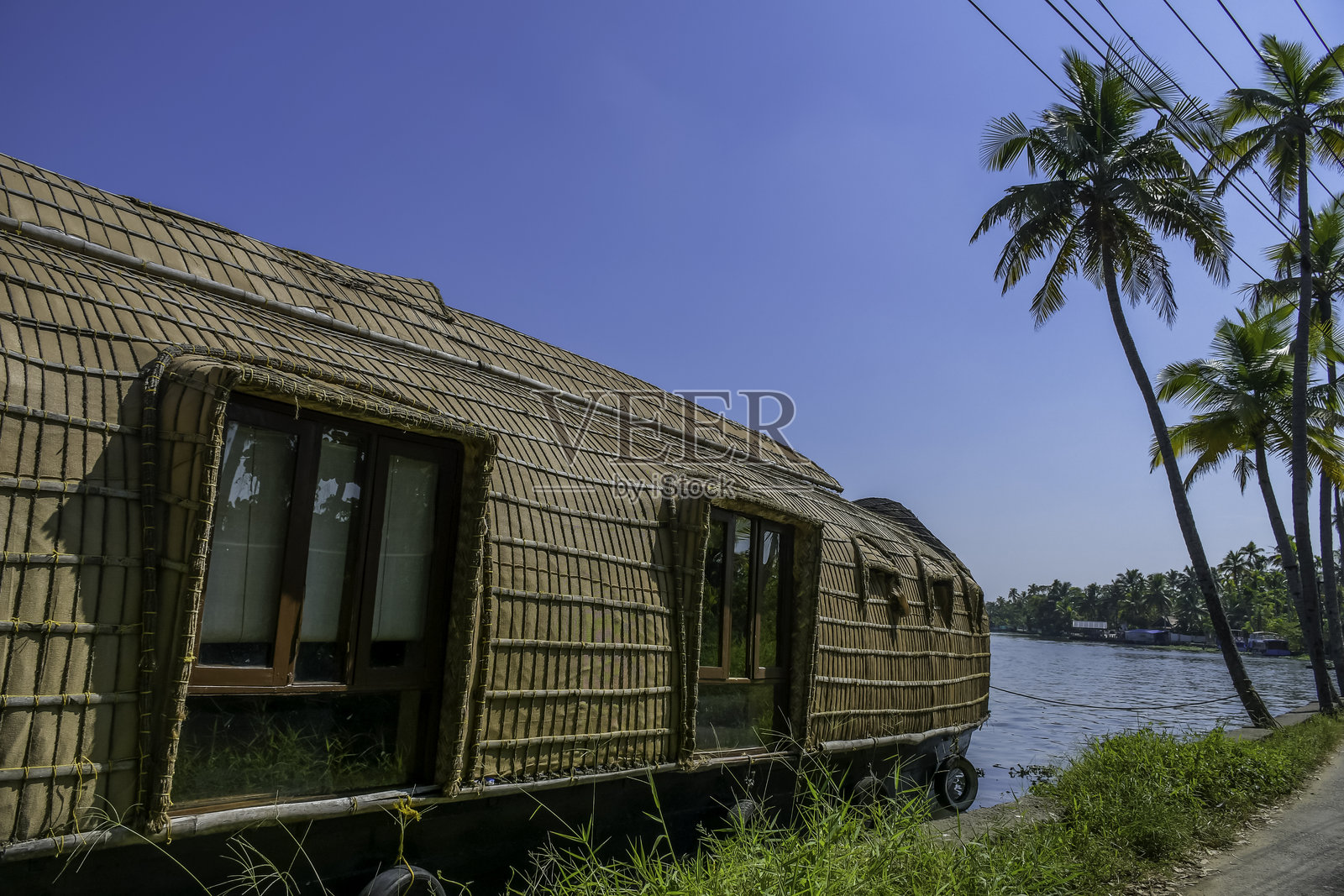 印度旅游 - 在阿勒皮的运河中航行的喀拉拉邦房船照片摄影图片