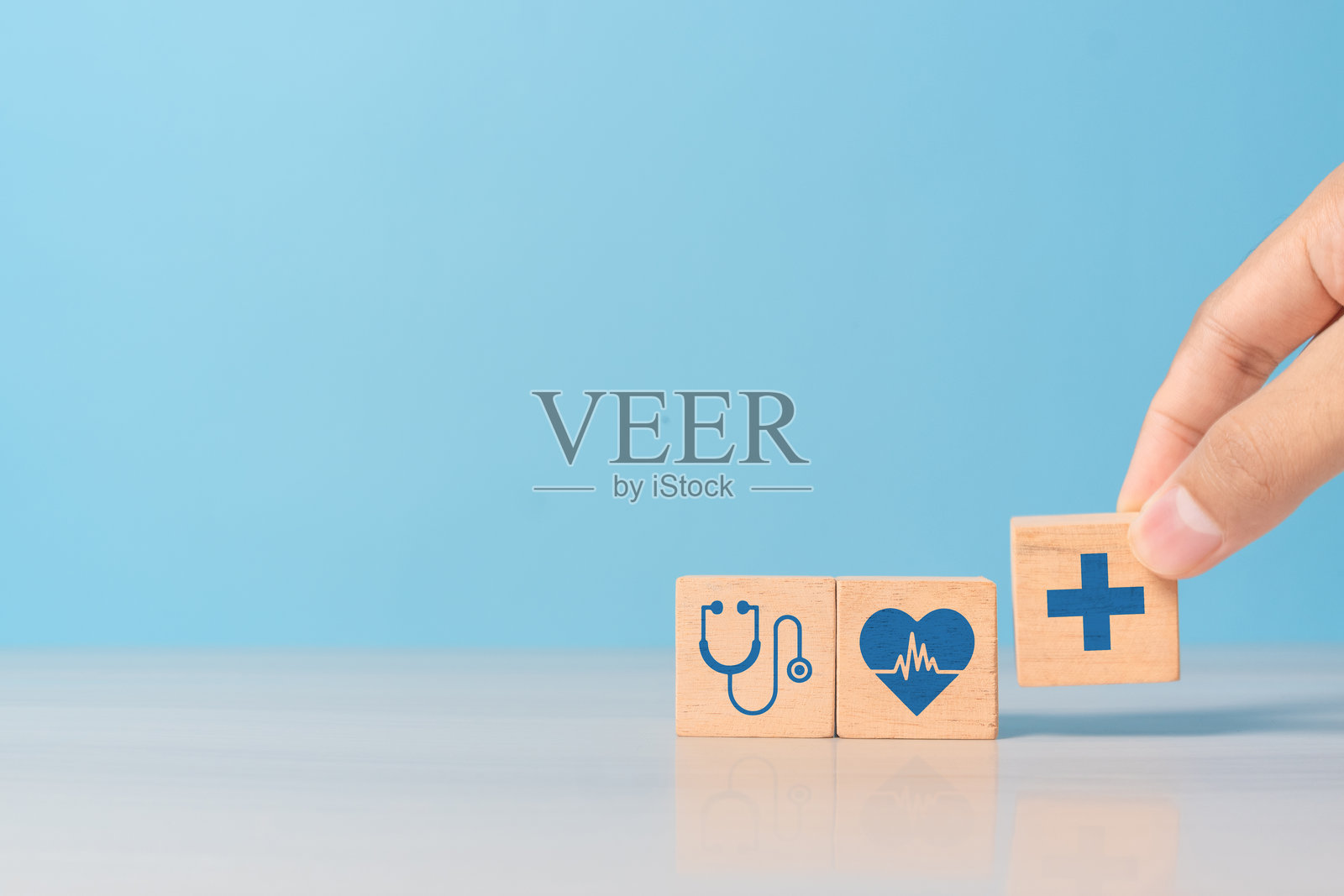 手工挑选带有医疗图标的木块。代表医疗选择、医疗保险和健康评估。照片摄影图片