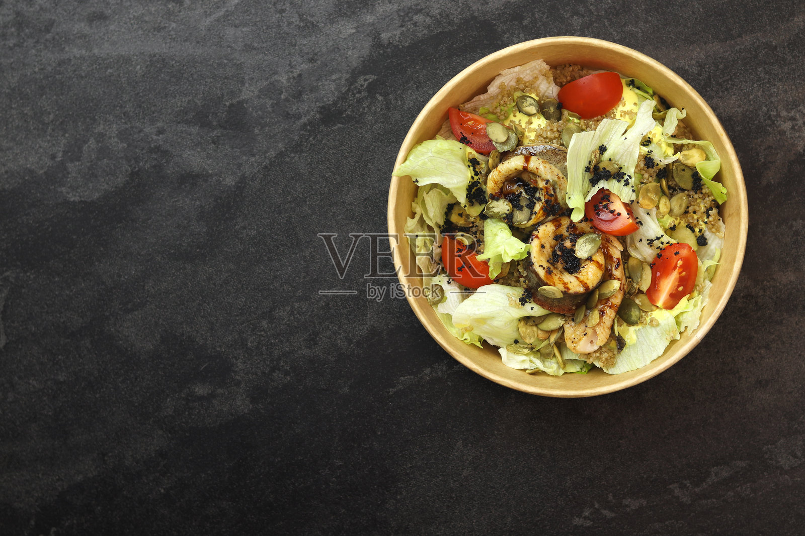 鱼肉沙拉。照片摄影图片