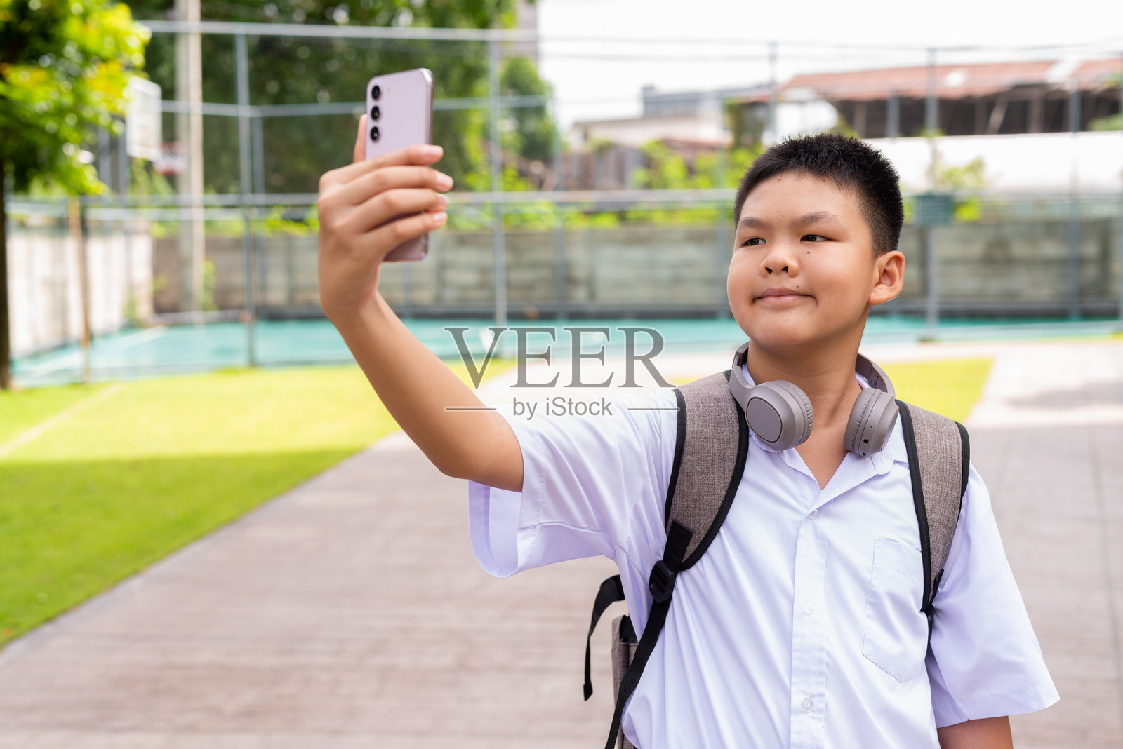 放学后在公园放松的男学生照片摄影图片