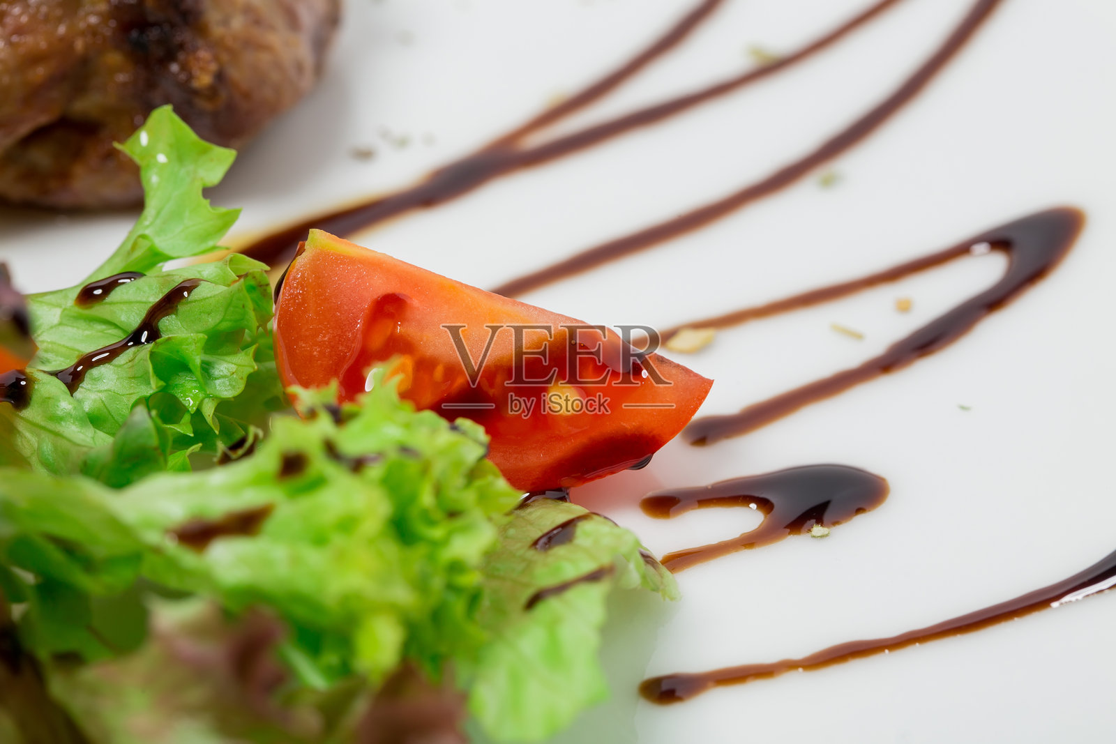 美味的羊肉串配番茄。照片摄影图片