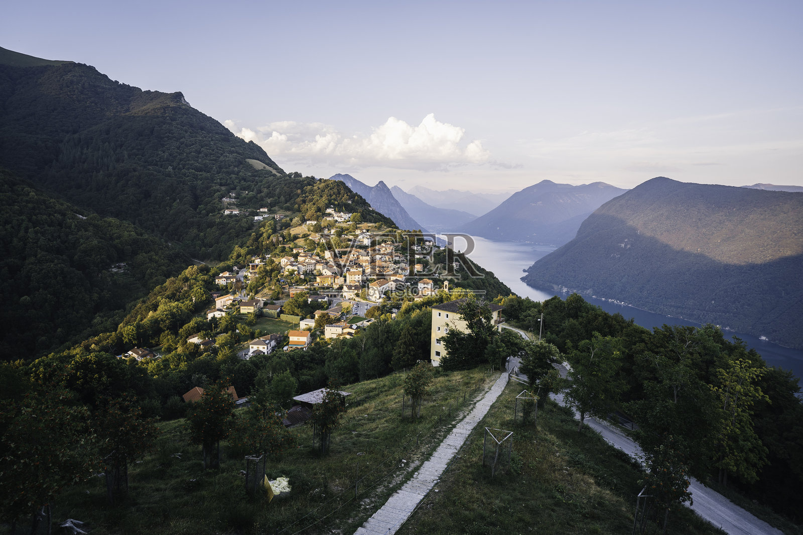 日出时分,蒙特布雷和卢加诺湖的步道鸟瞰图照片摄影图片