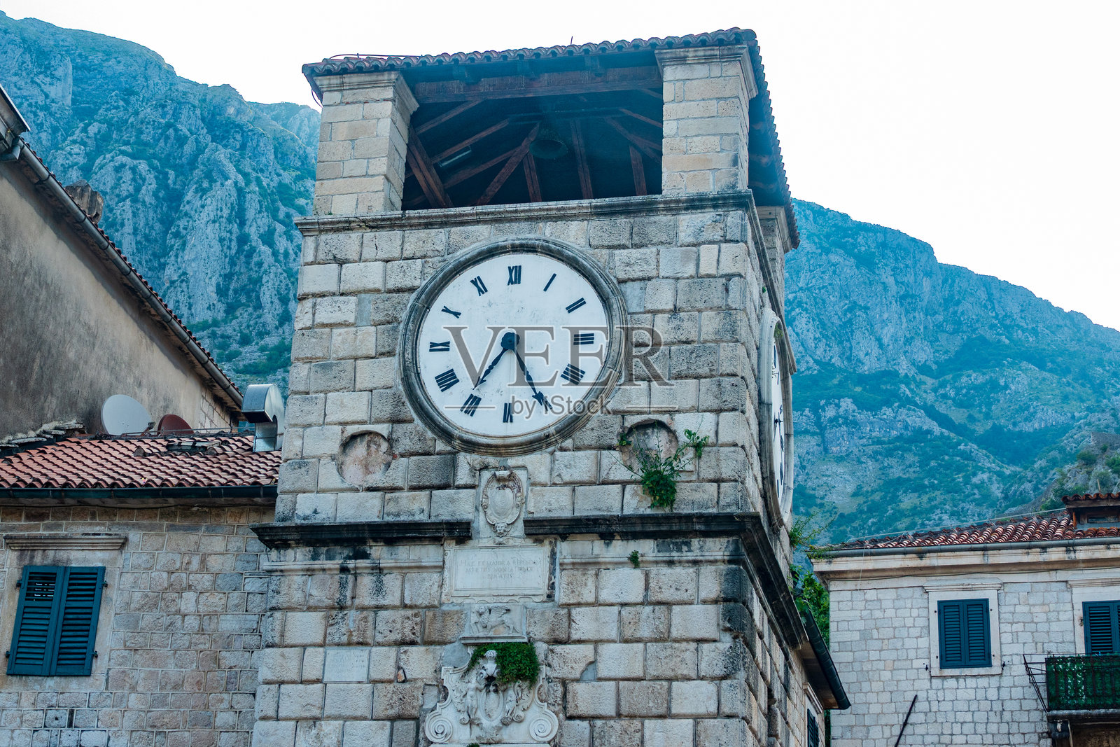 黑山科托尔老城的武器广场上的钟楼照片摄影图片