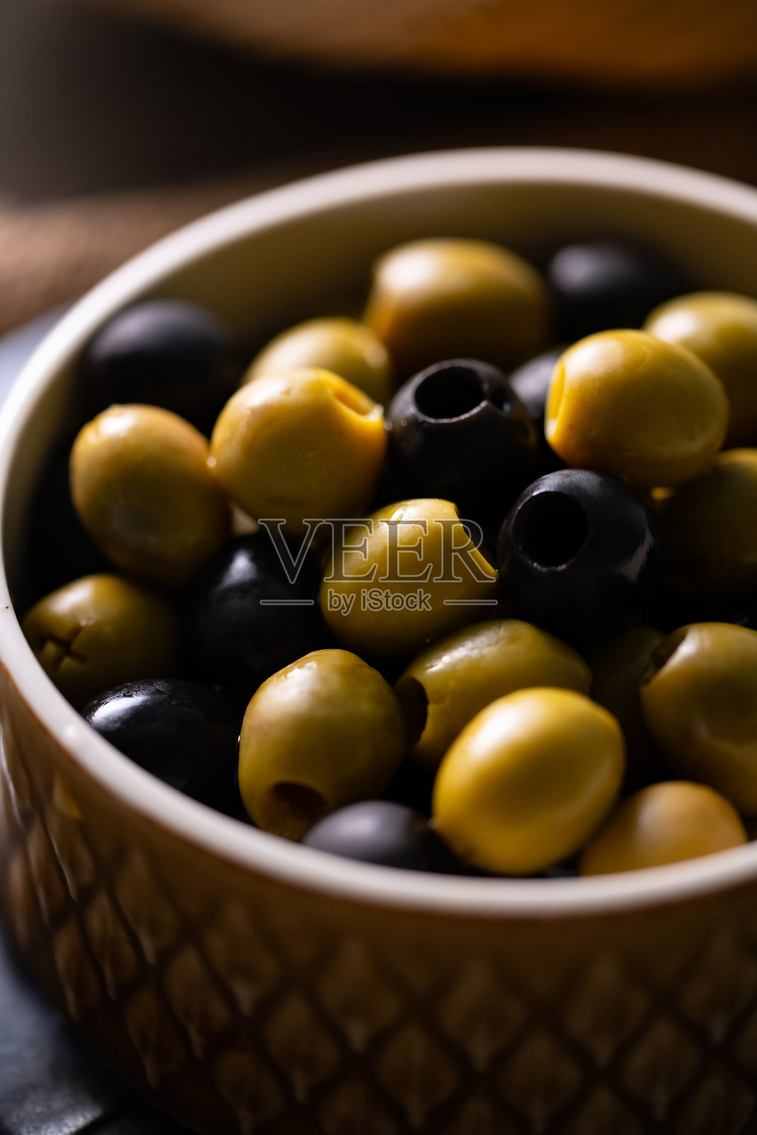 绿橄榄和黑橄榄照片摄影图片