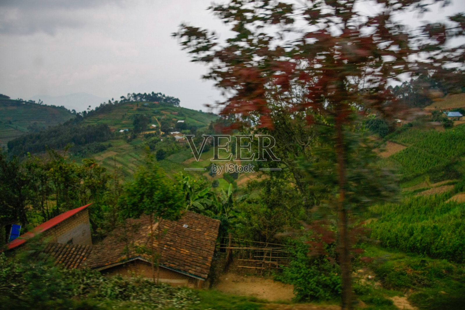 动态风景:卢旺达火山地区阴云密布的农田村庄照片摄影图片