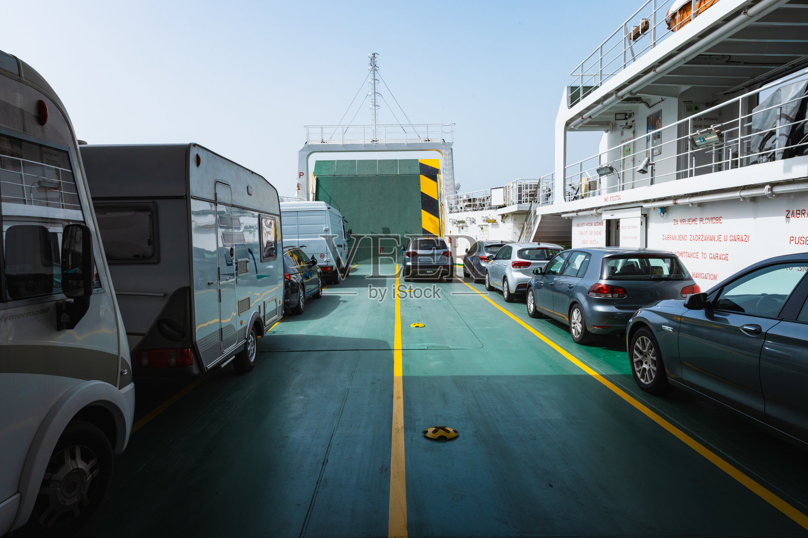 渡轮上的车辆 - 亚得里亚海的旅行场景照片摄影图片