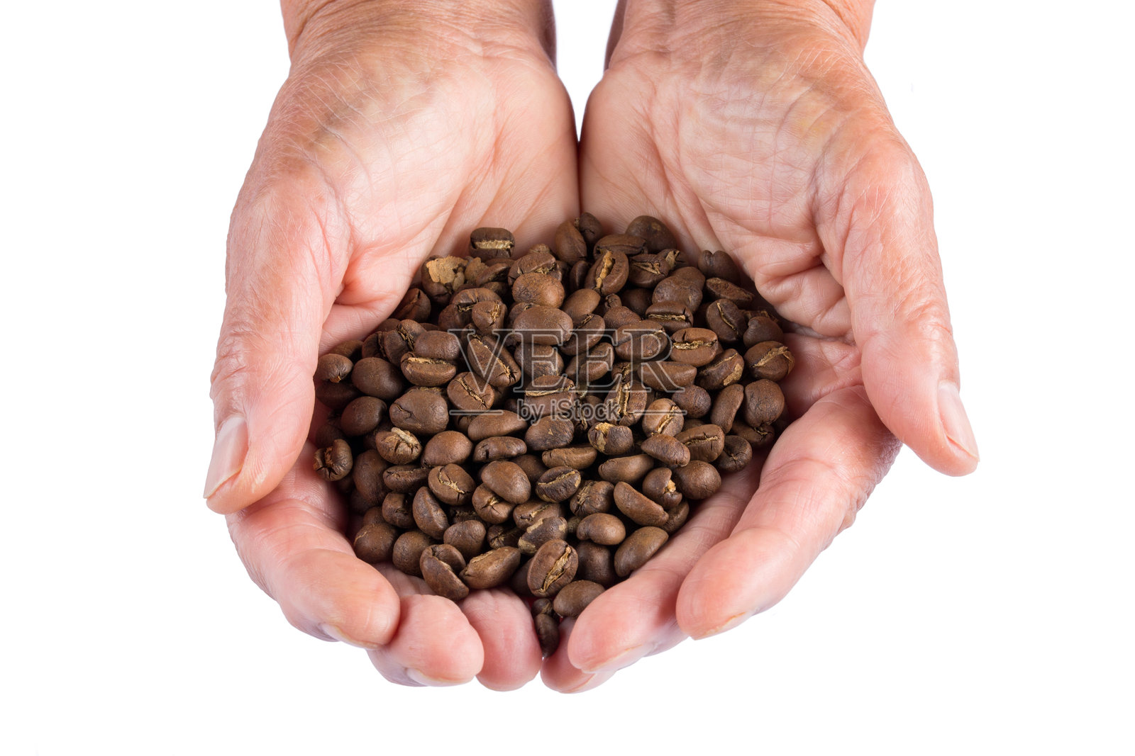 一位老年人的手握着烘焙咖啡豆照片摄影图片