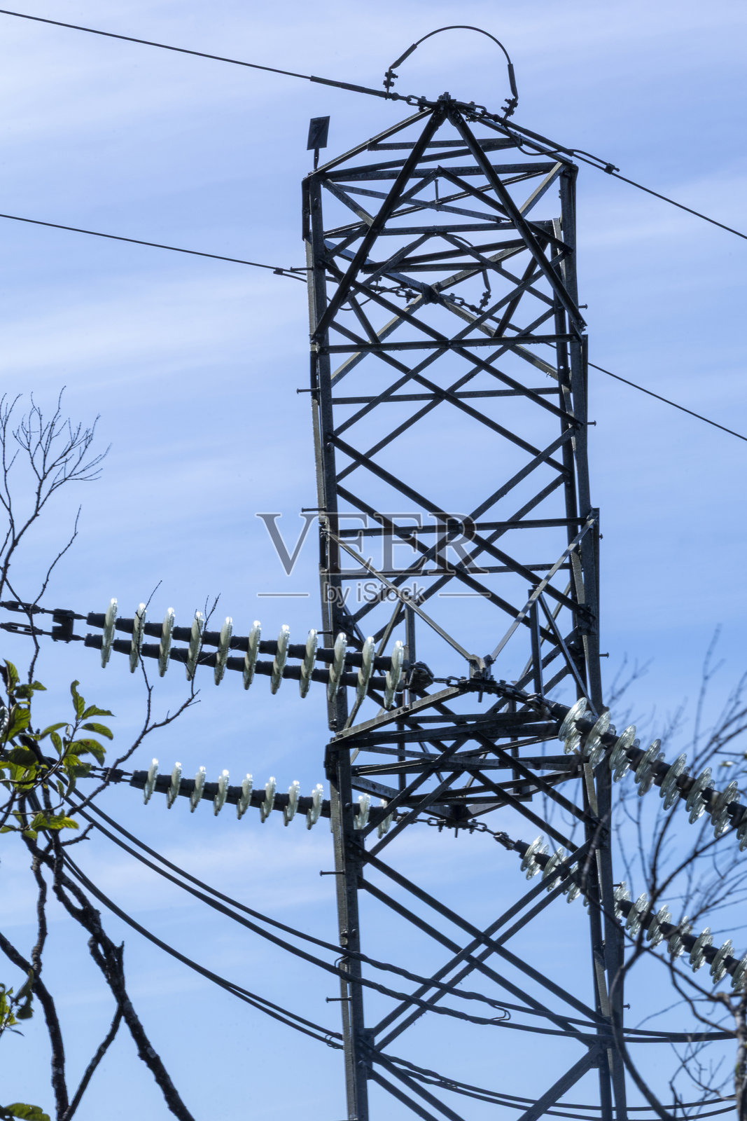 高压输电塔与蓝天。照片摄影图片