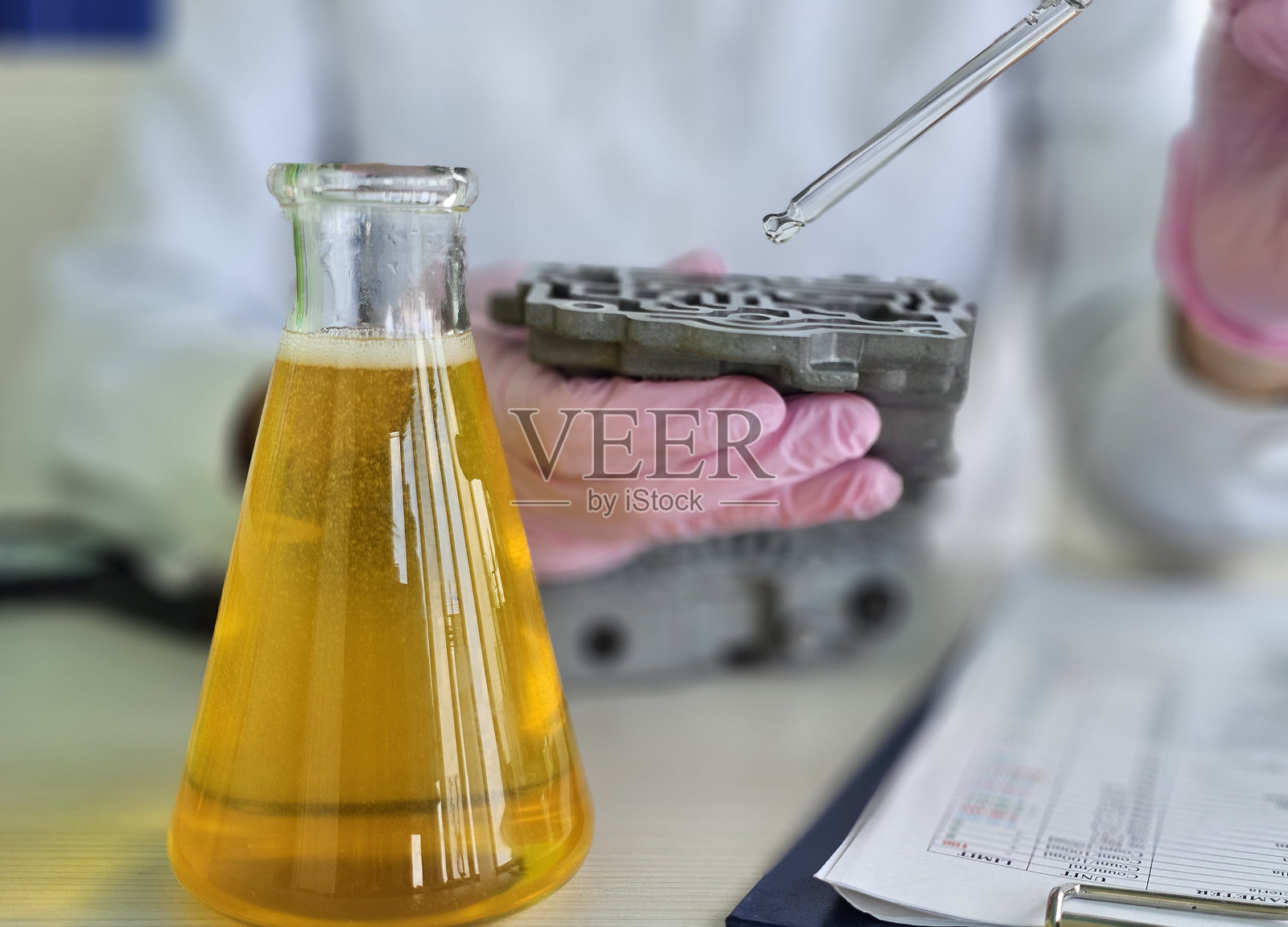 实验室技术人员在研究设施中进行液体样本和化学材料的实验照片摄影图片