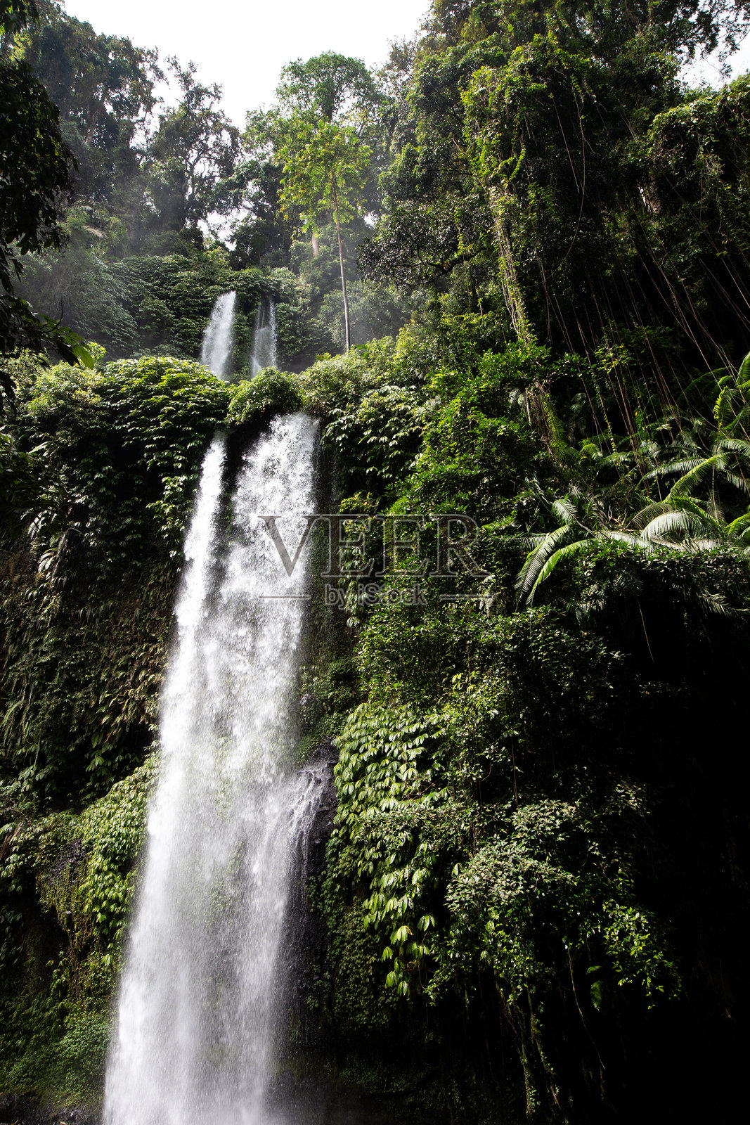 印度尼西亚龙目岛的Sendang Gile瀑布照片摄影图片