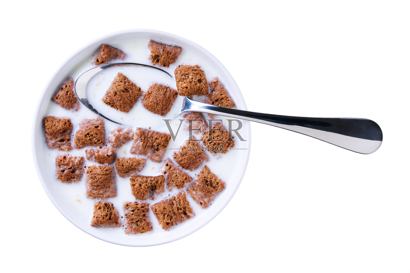 白色背景上孤立的巧克力枕头牛奶碗。俯视图。照片摄影图片