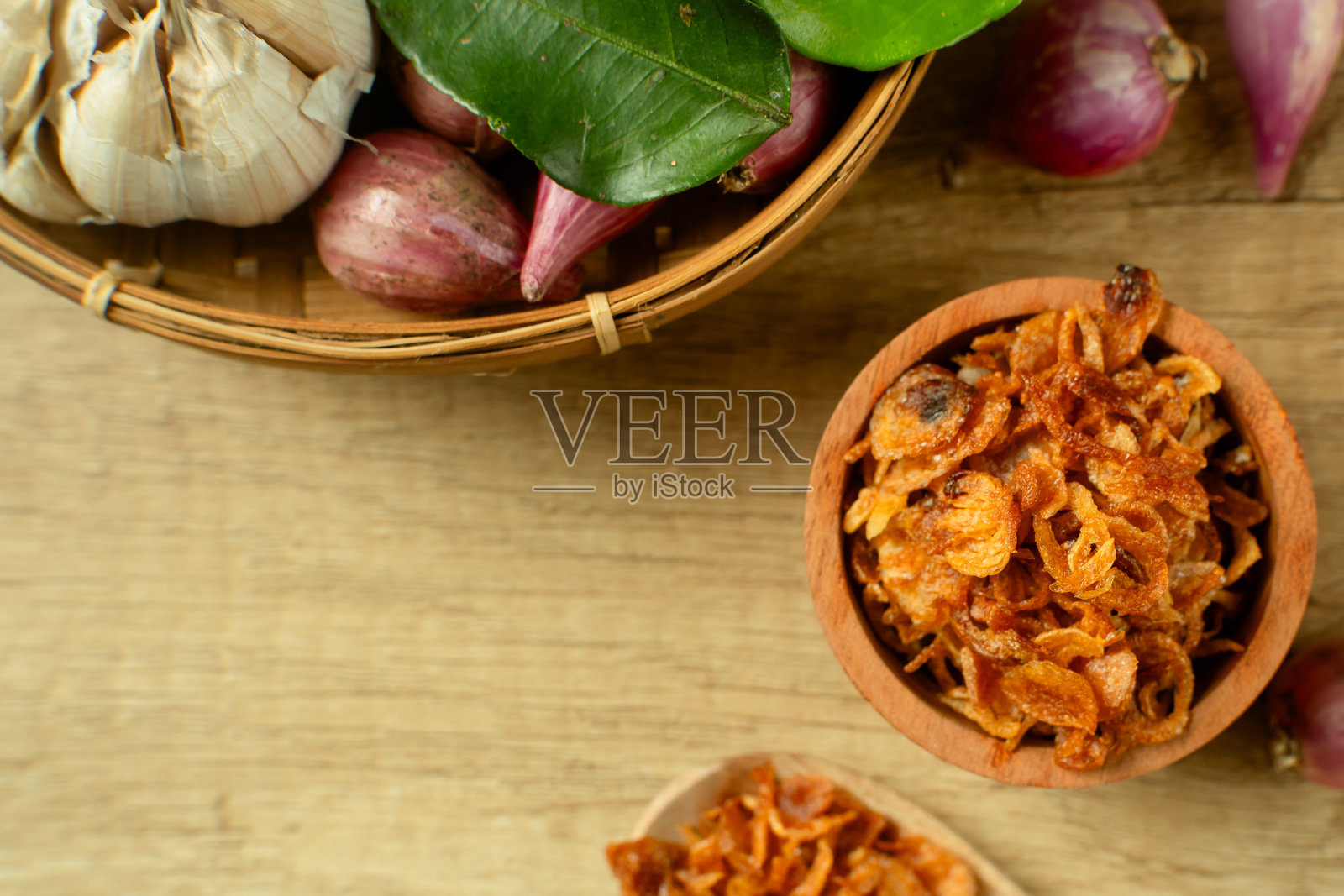 木碗中的炸红洋葱。酥脆的洋葱圈或小洋葱炸至金黄色。酥脆的炸洋葱。照片摄影图片
