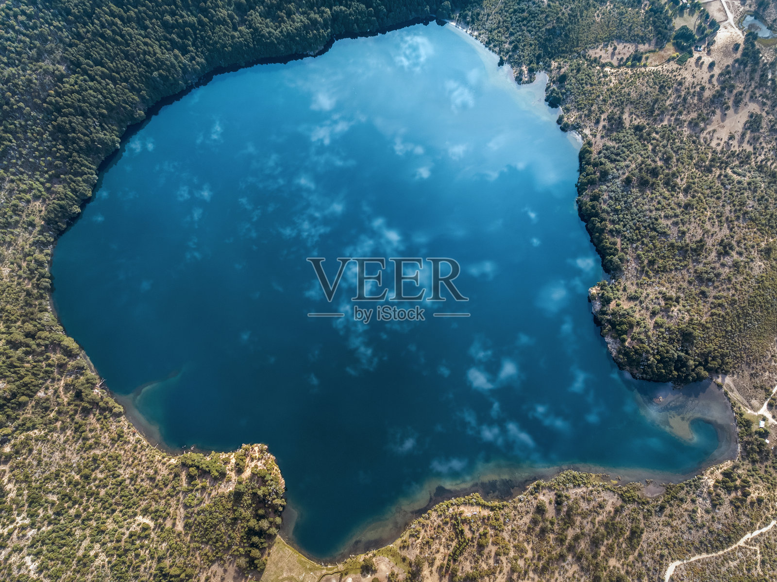 拉古纳·马特图韦的鸟瞰图,水面映照着云彩。阿根廷,内乌肯,佩乌亨尼亚别墅。照片摄影图片