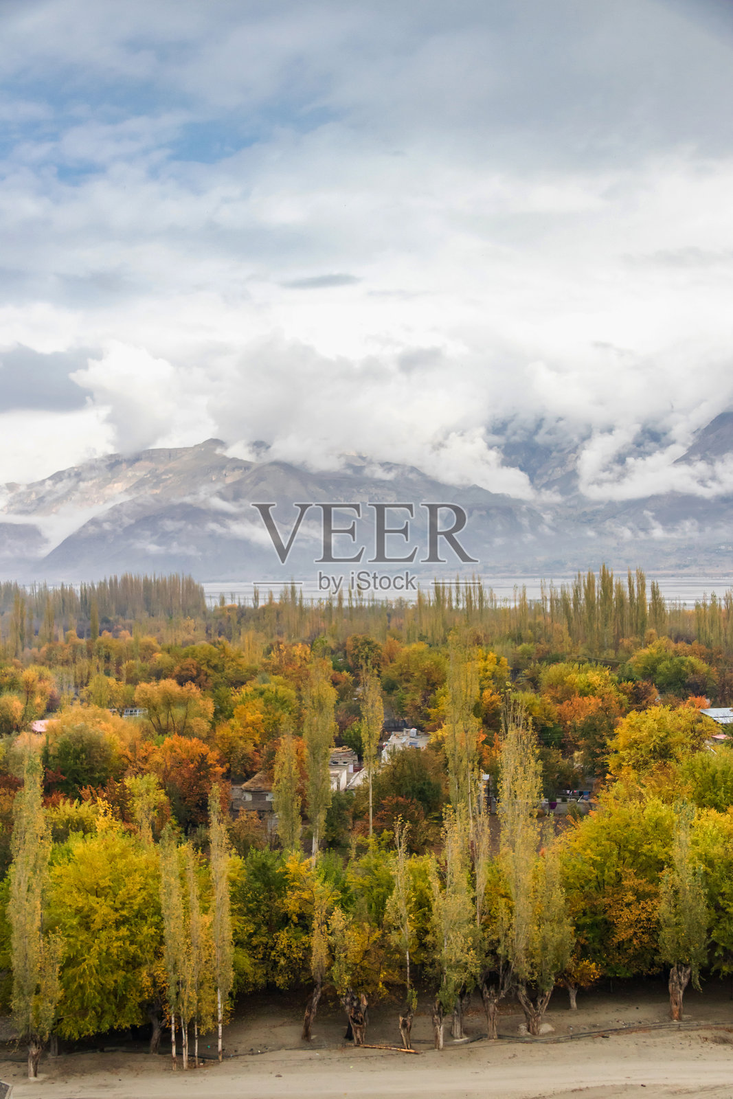 巴基斯坦吉尔吉特-巴尔蒂斯坦地区五彩斑斓的秋季风景。照片摄影图片