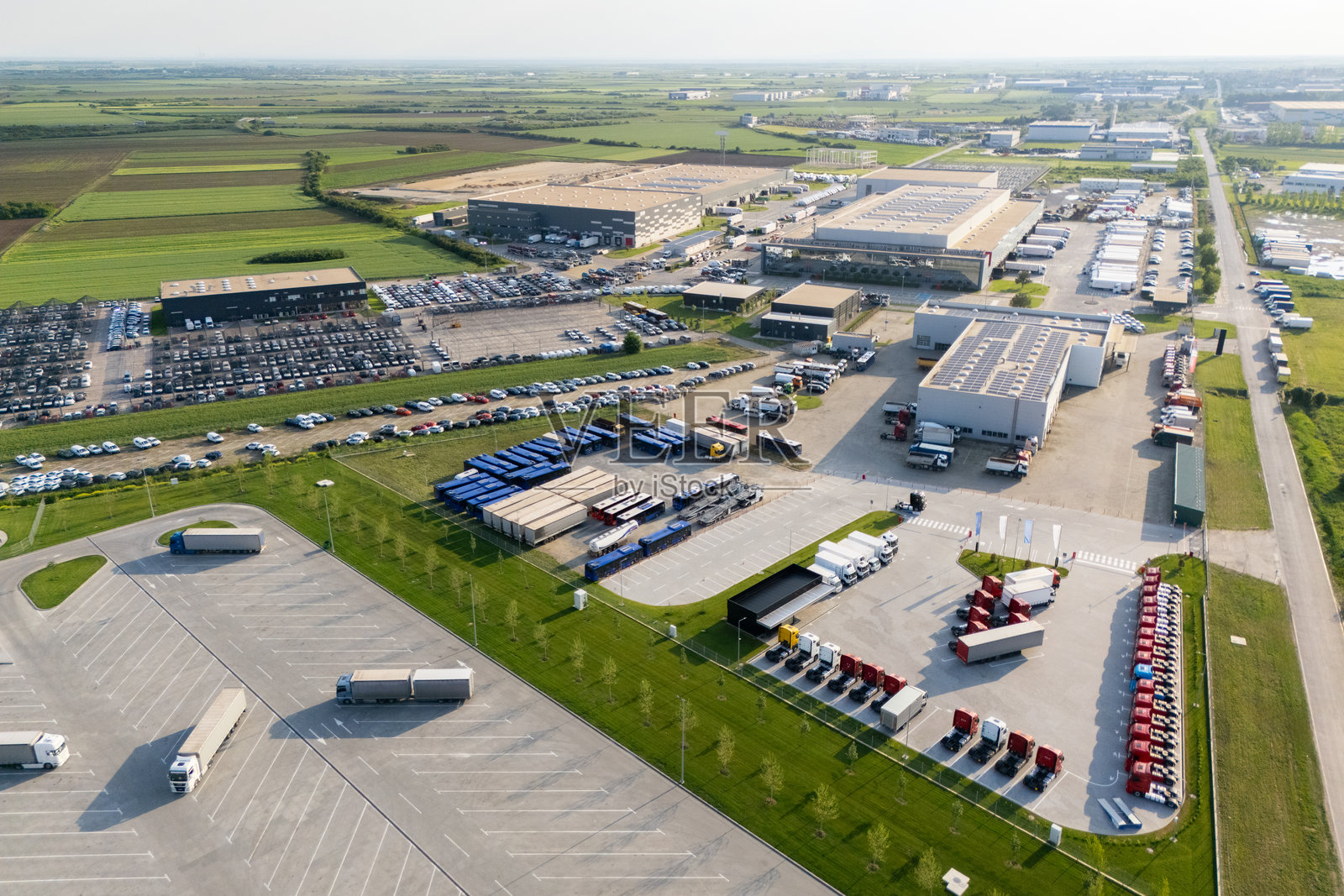 新车存储设施的鸟瞰图。照片摄影图片