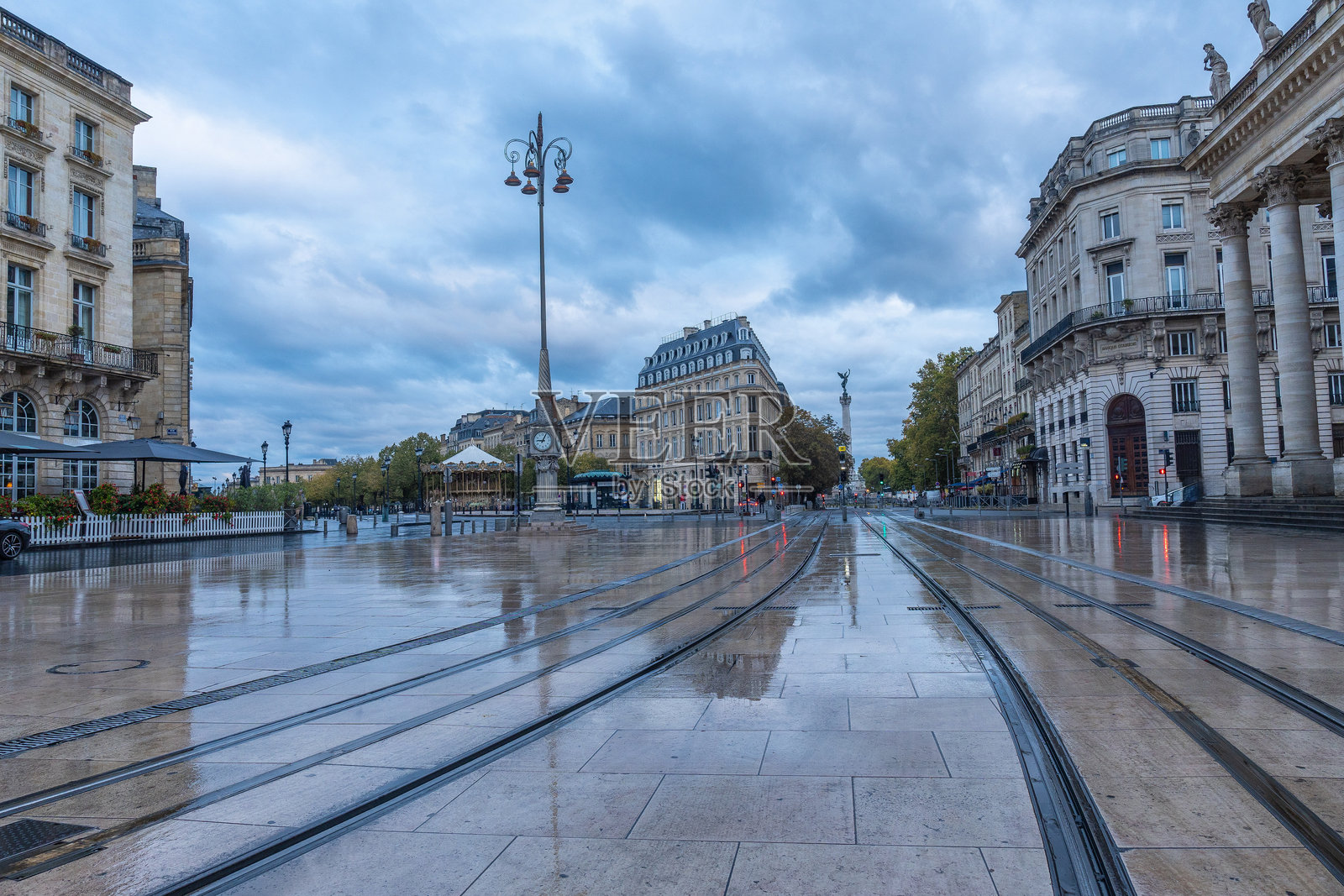波尔多市中心空旷的喜剧广场,湿漉漉的电车轨道照片摄影图片