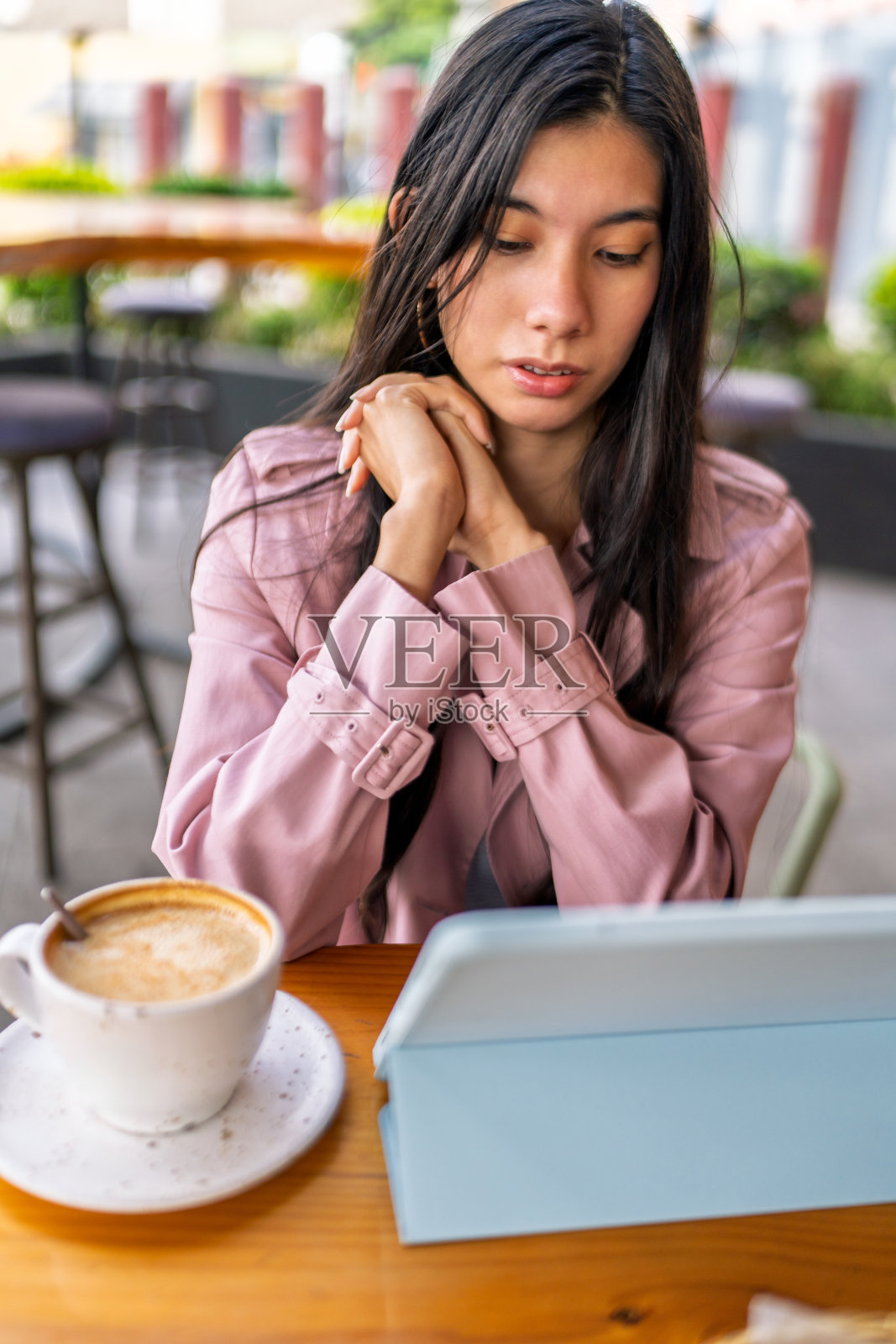 年轻的自由职业者在咖啡店用平板电脑远程工作照片摄影图片