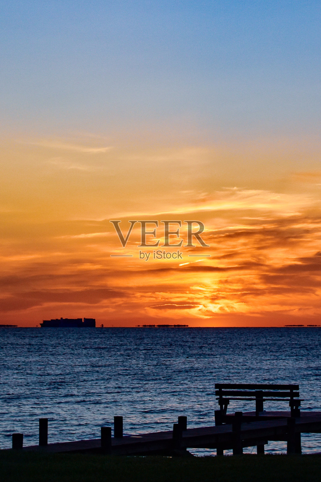 切萨皮克湾上色彩斑斓的黎明天空与航母,码头剪影,夏至2025照片摄影图片