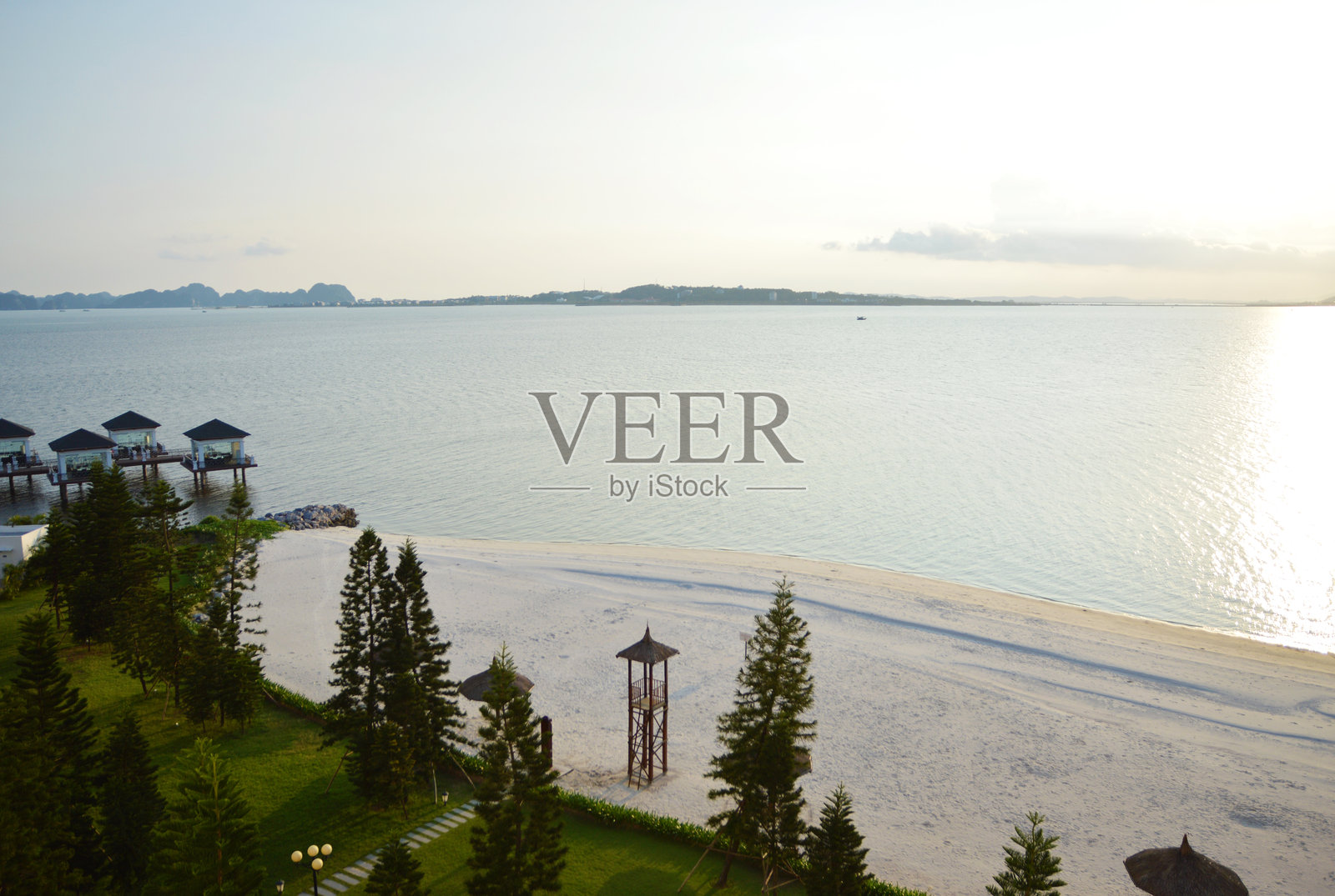 从Vinpearl度假村俯瞰Rua岛的景色照片摄影图片