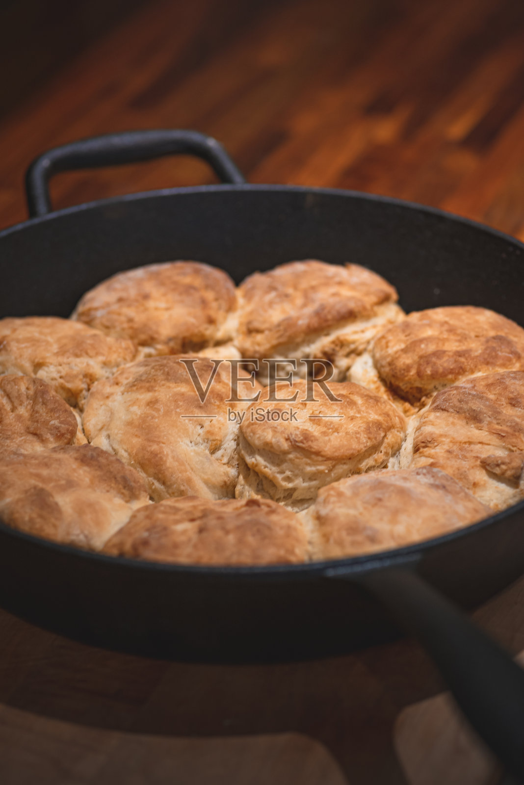 铸铁煎锅中的金色饼干。照片摄影图片