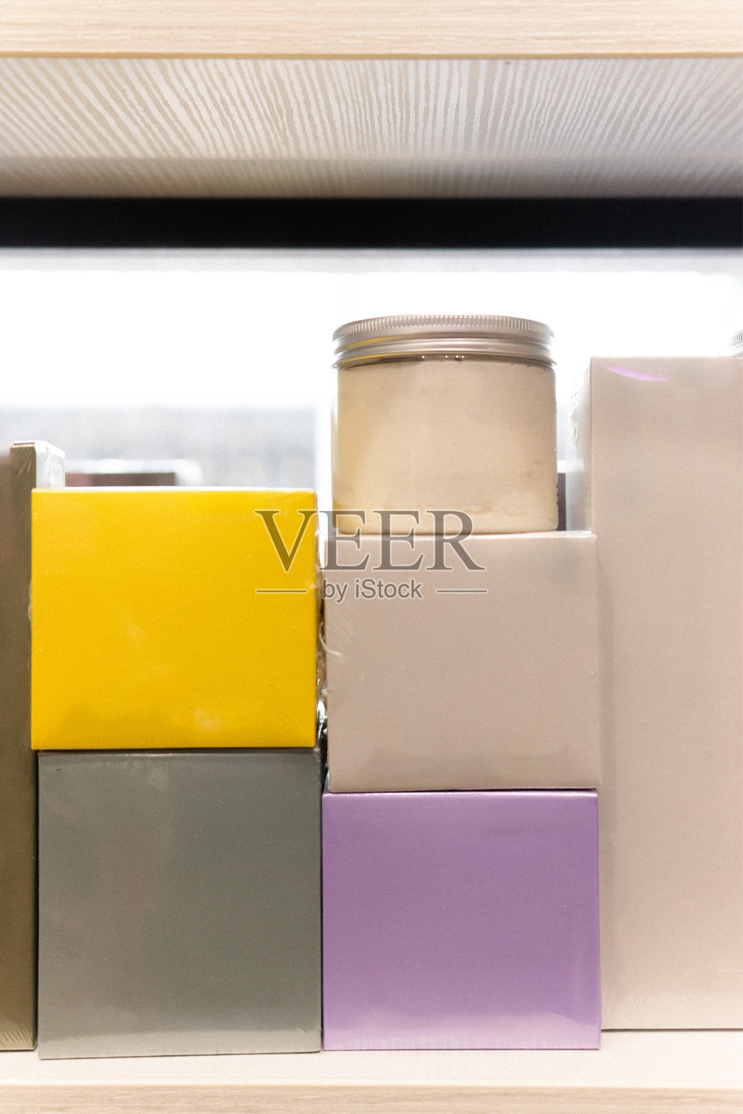 色彩缤纷的产品堆叠照片摄影图片