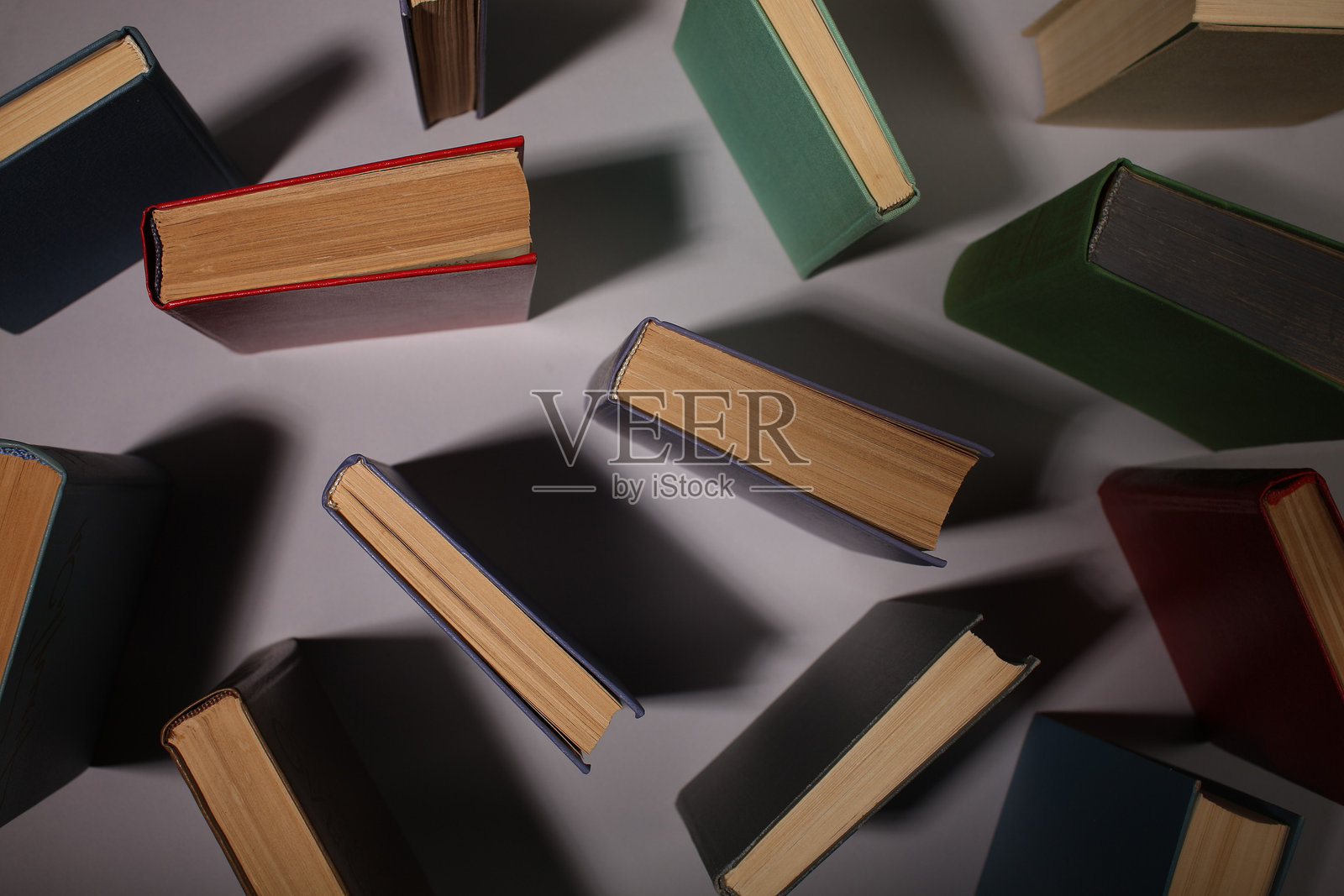 一堆杂乱却迷人的叠放书籍照片摄影图片