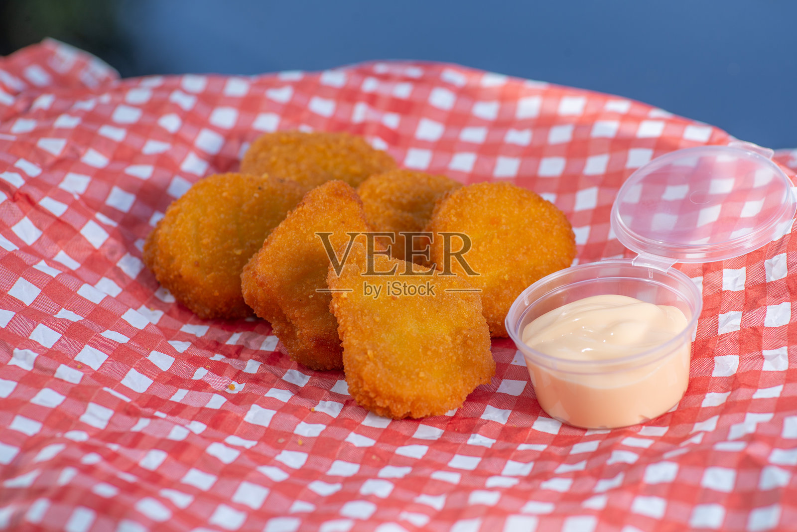 纸上的鸡块和白色酱汁照片摄影图片