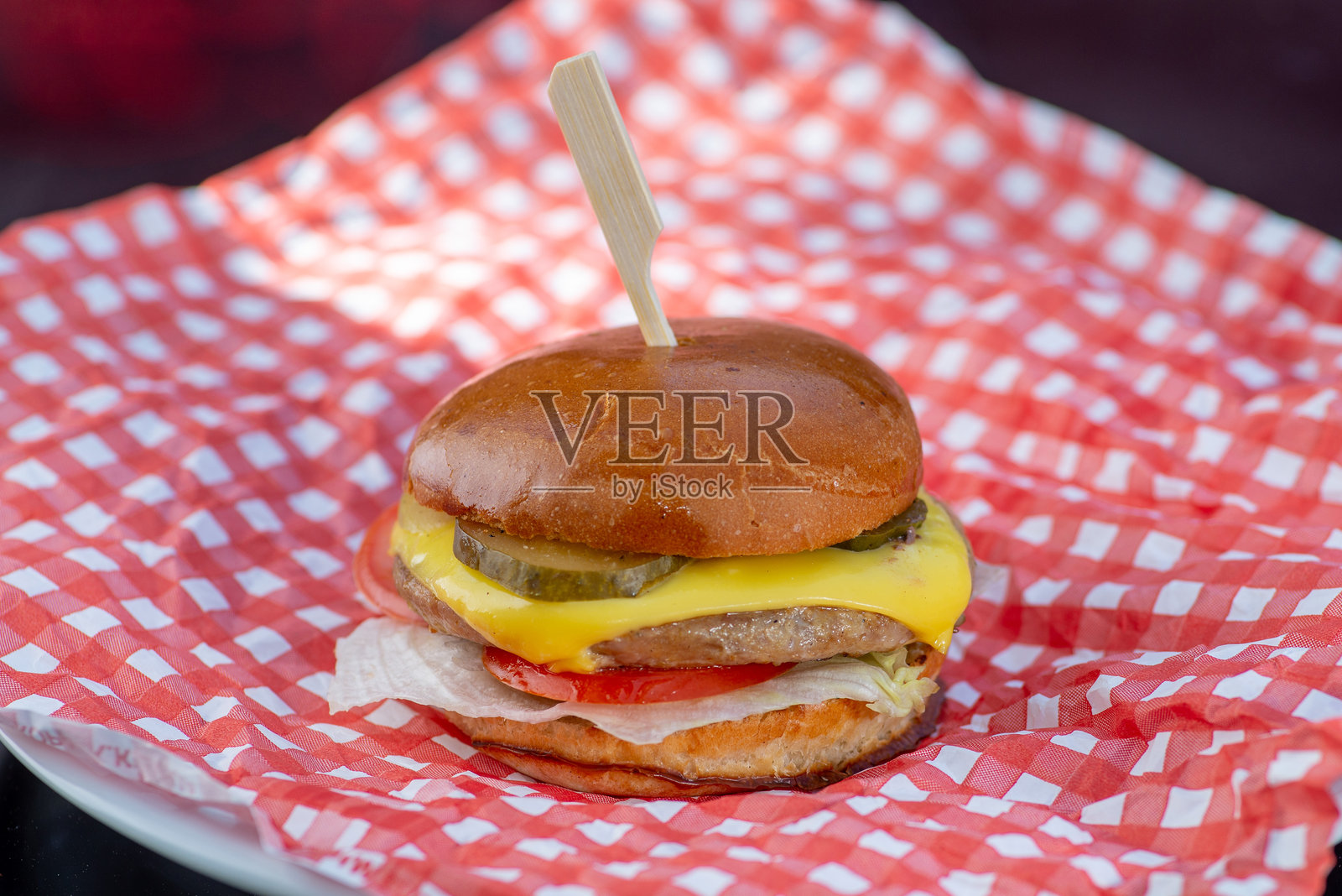 纸上放着肉饼和蔬菜的汉堡照片摄影图片