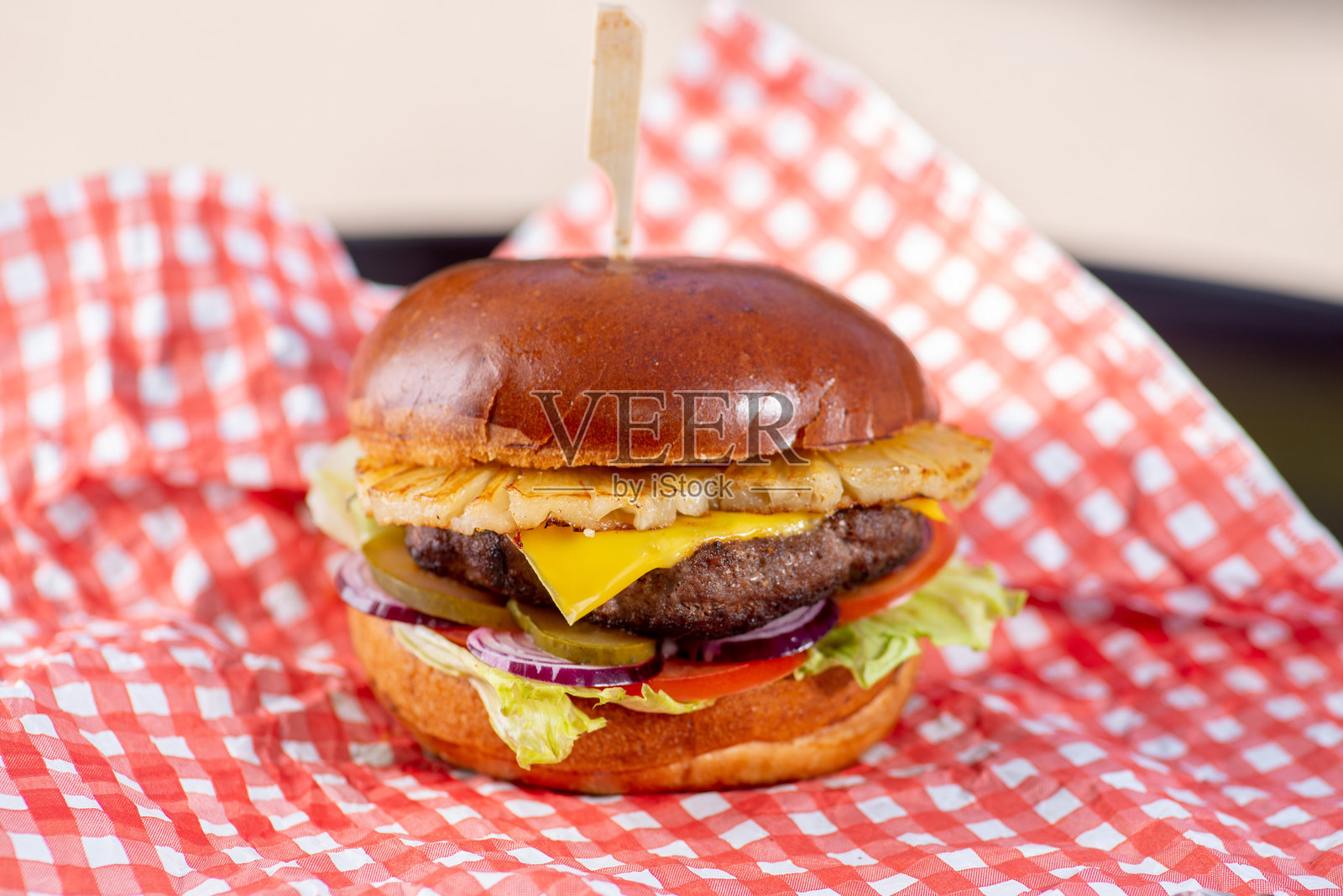 纸上放着肉饼和蔬菜的汉堡照片摄影图片