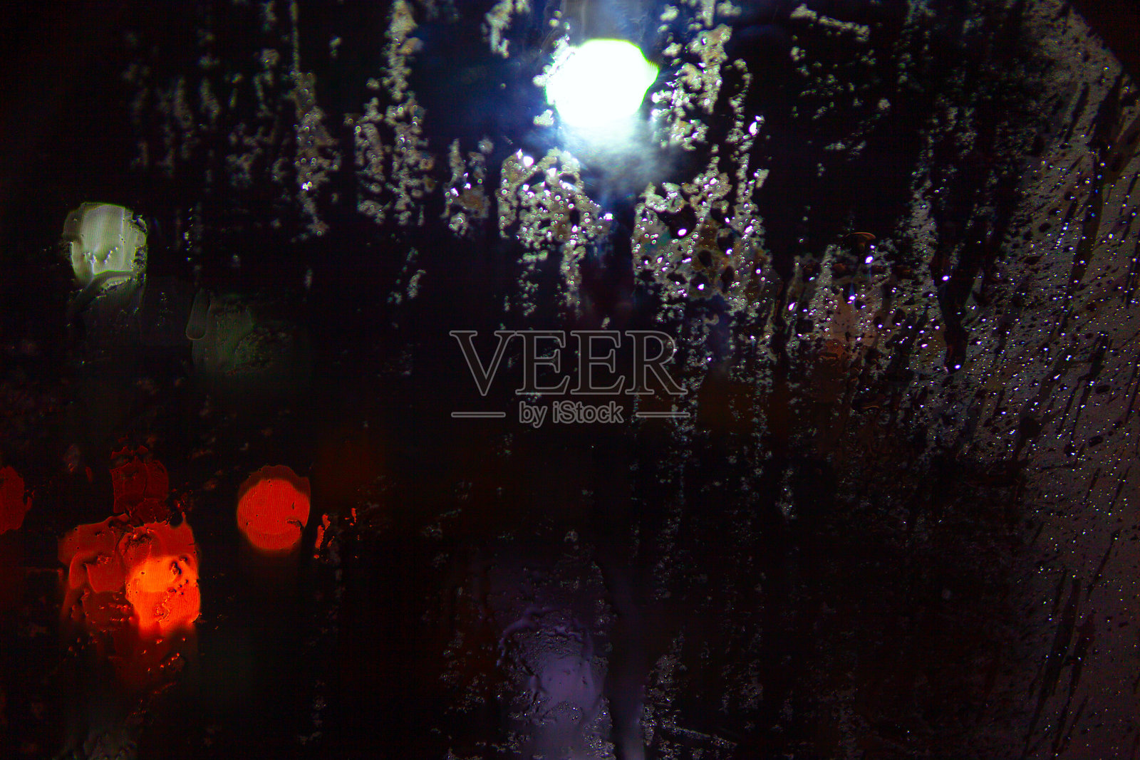 雨水滴落的窗户,带有水珠照片摄影图片