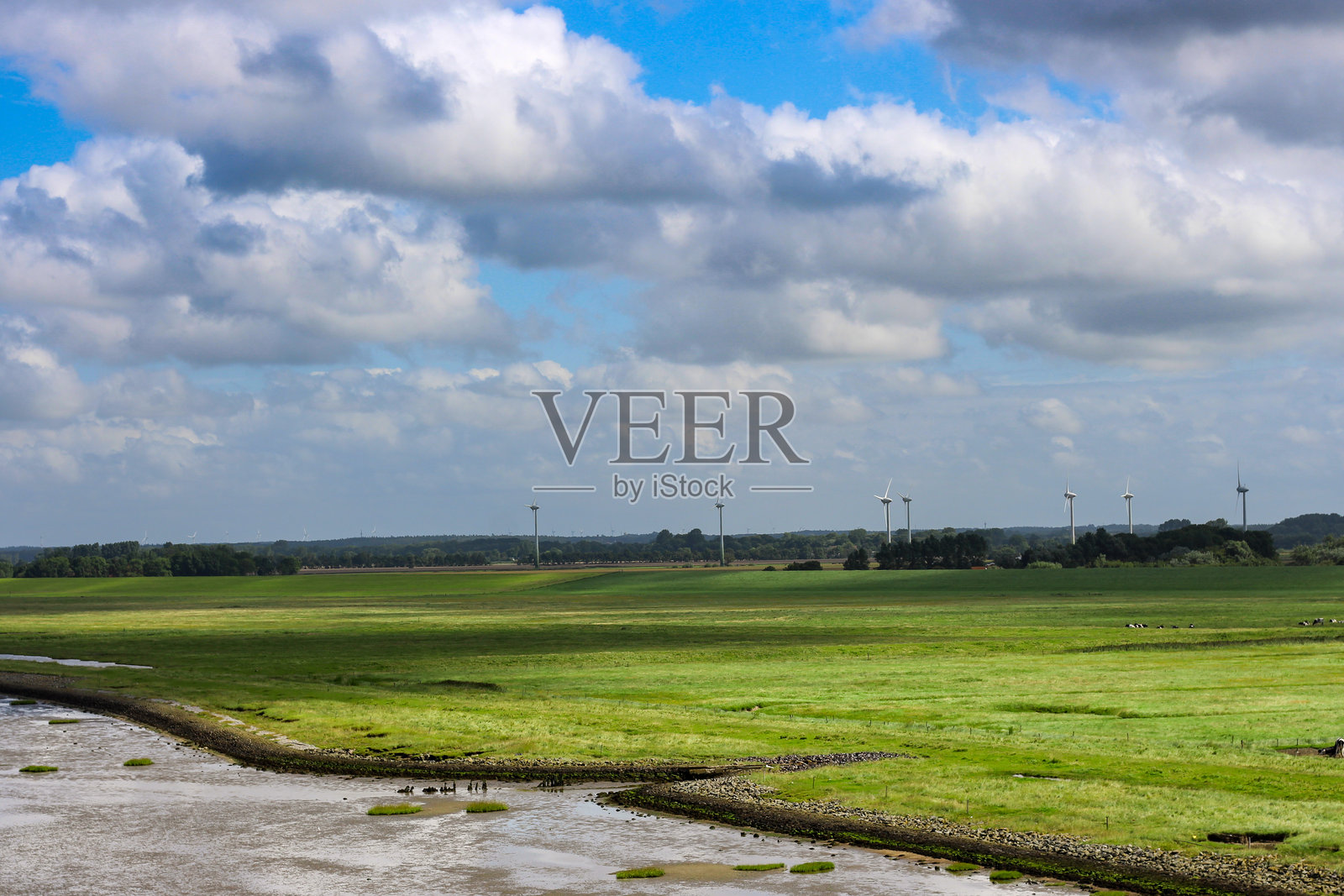 德国风景:瓦登海或北海上的风力涡轮机照片摄影图片