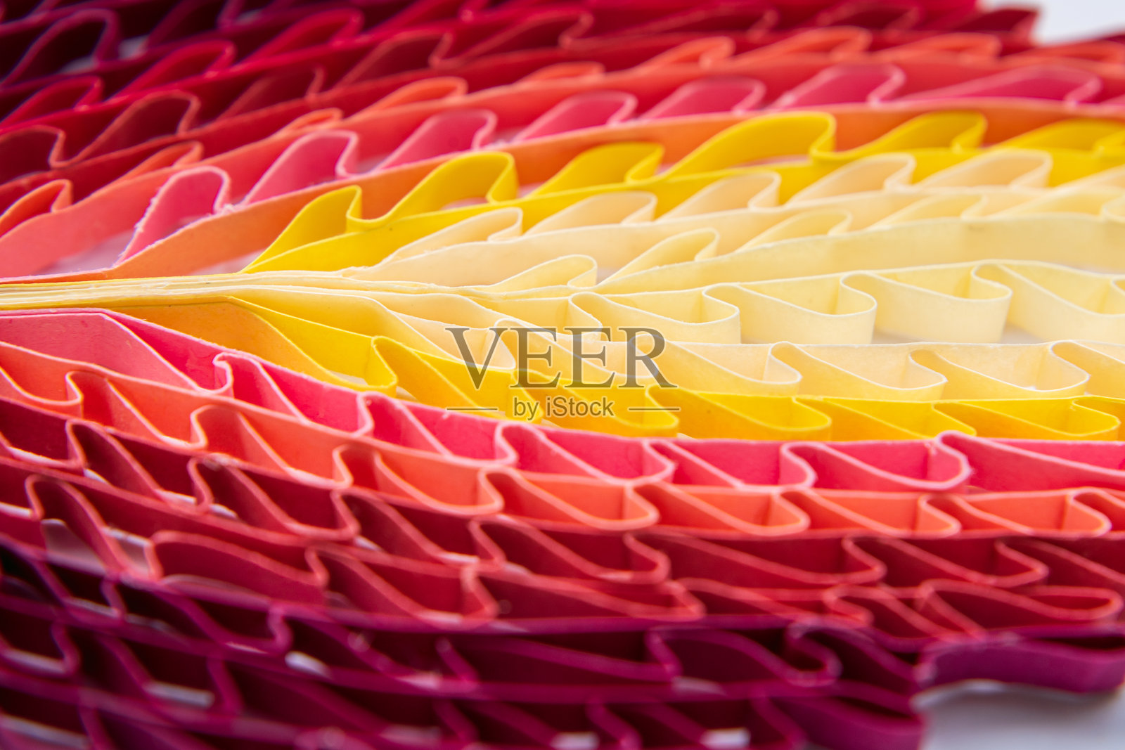 抽象。特写镜头展示折叠纸张按颜色渐变排列。照片摄影图片