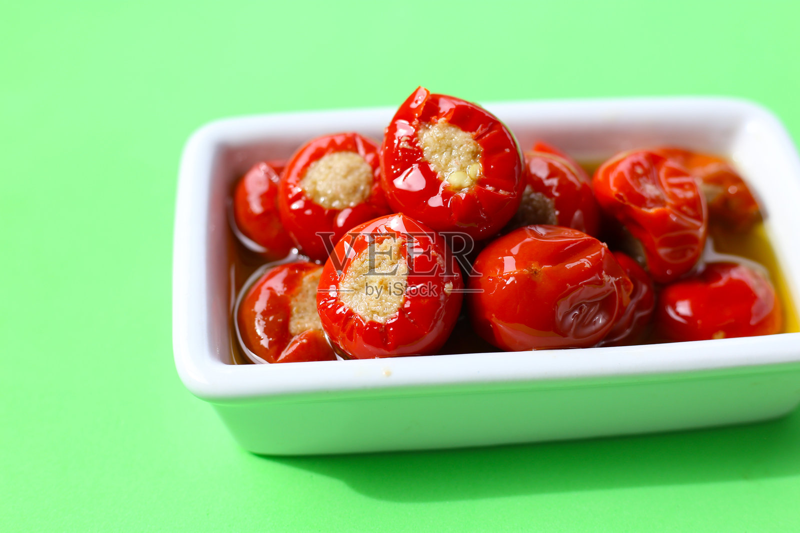 橄榄油腌制金枪鱼的填充樱桃椒照片摄影图片