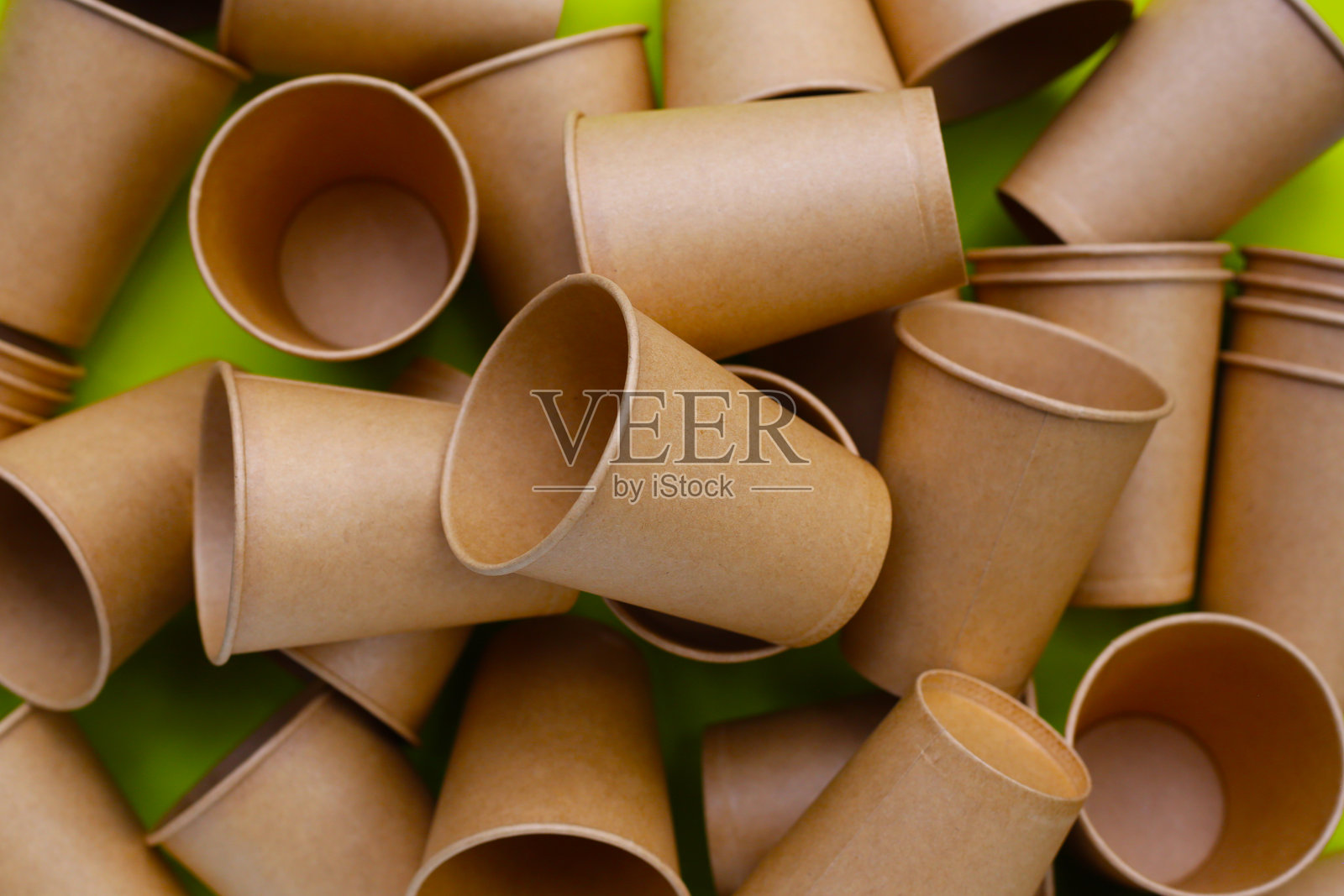 棕色纸杯,一次性玻璃杯照片摄影图片