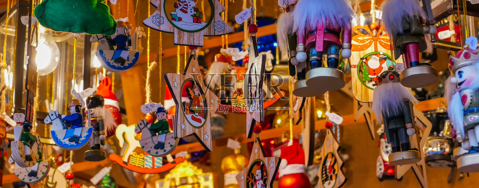 圣诞市场摊位全景,悬挂装饰物照片摄影图片