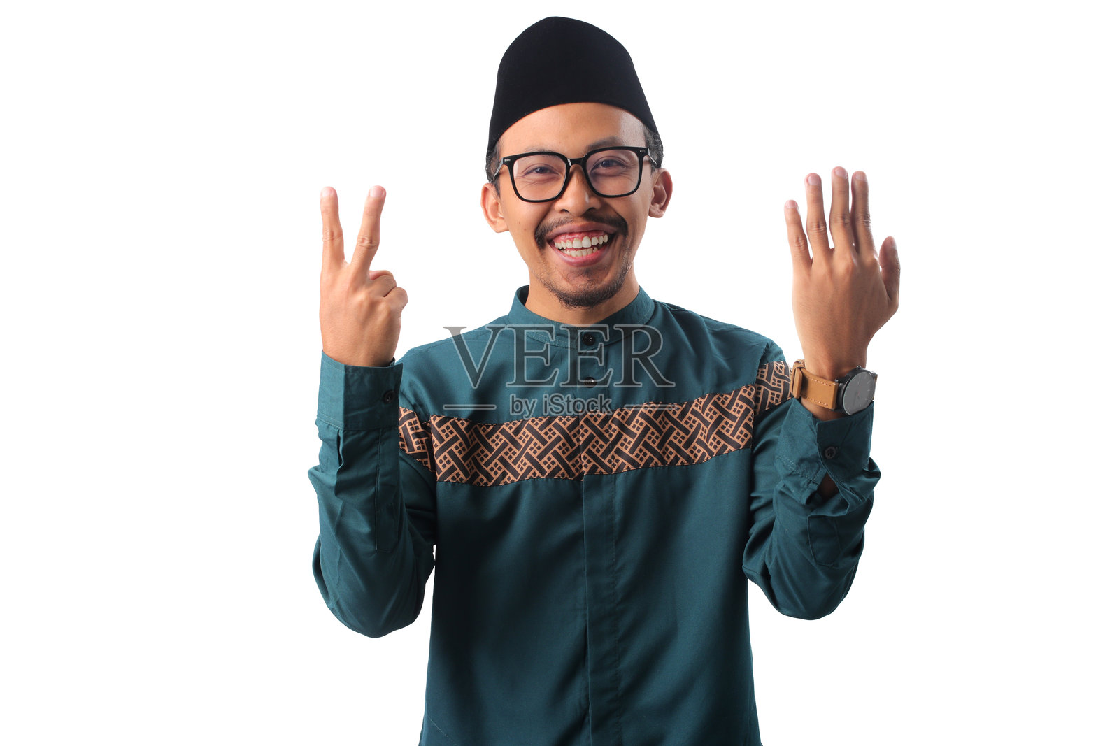 兴奋的亚洲穆斯林男子做出数字七的手势照片摄影图片