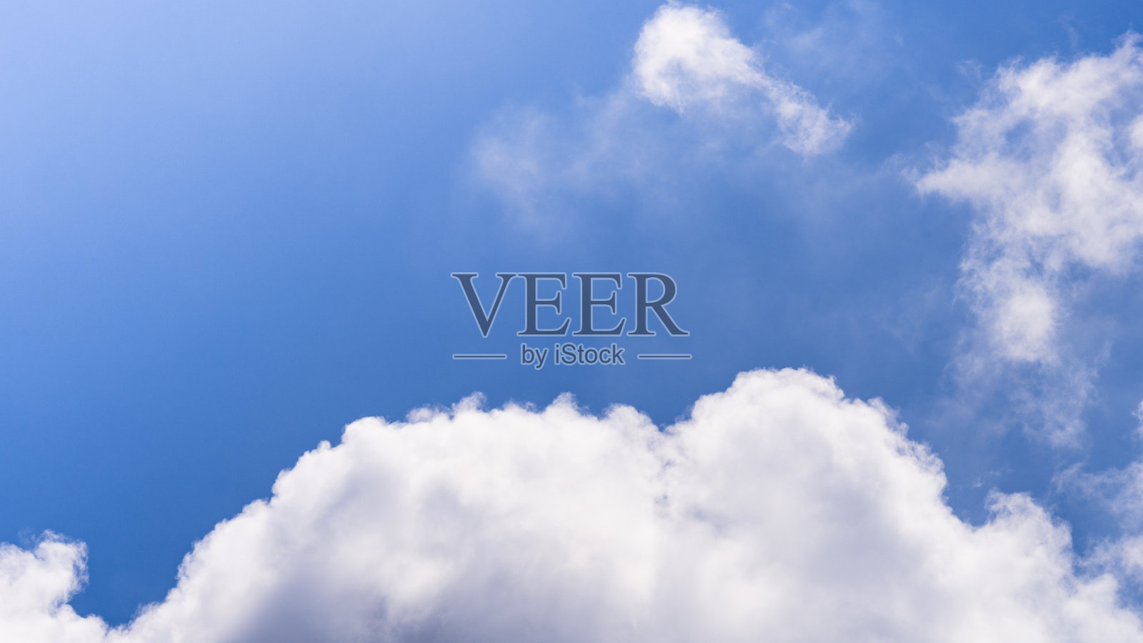 蓝天与蓬松的白云,非常适合用作背景和自然主题。照片摄影图片