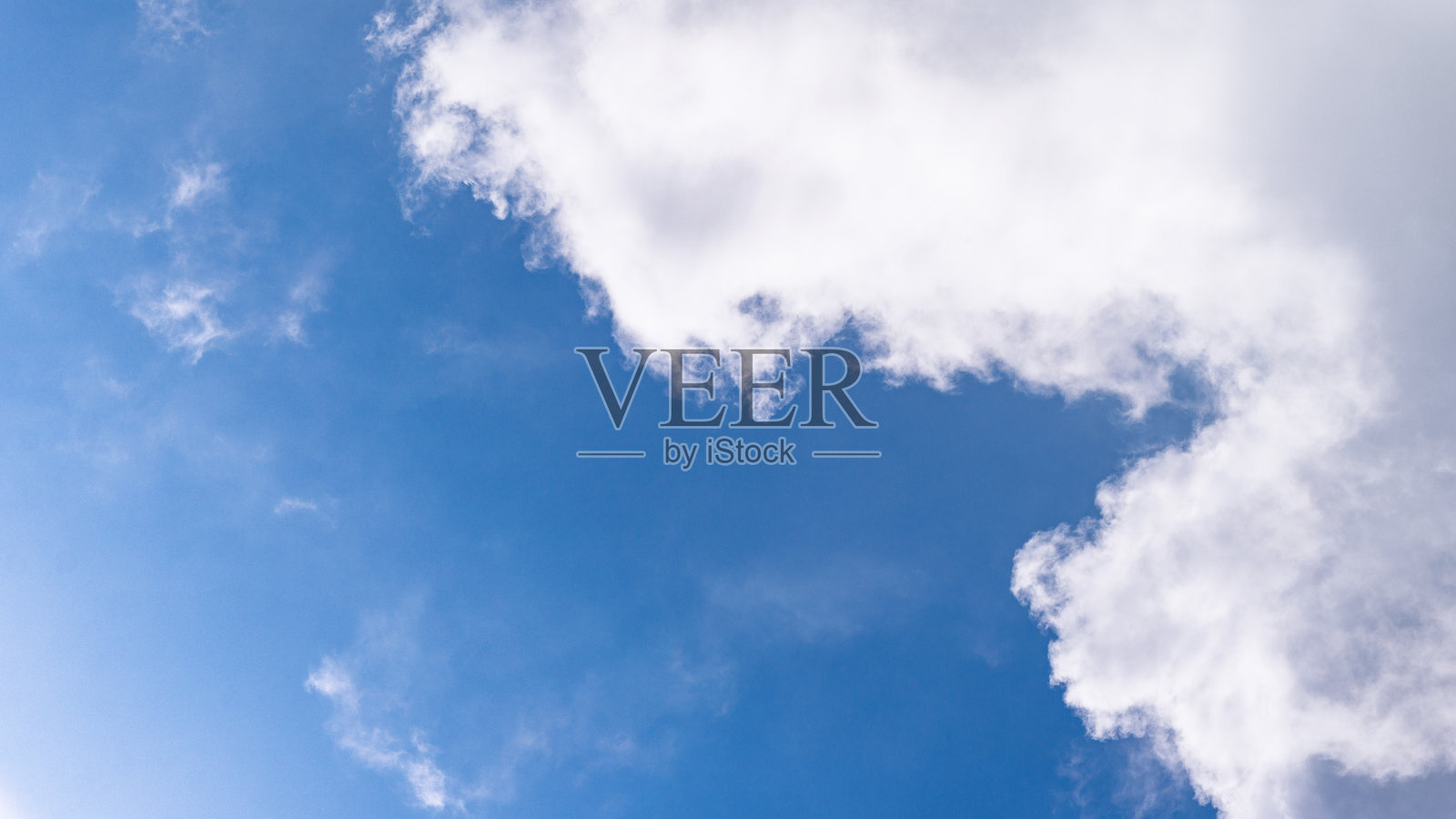 蓝天与蓬松的白云,非常适合用作背景和自然主题。照片摄影图片