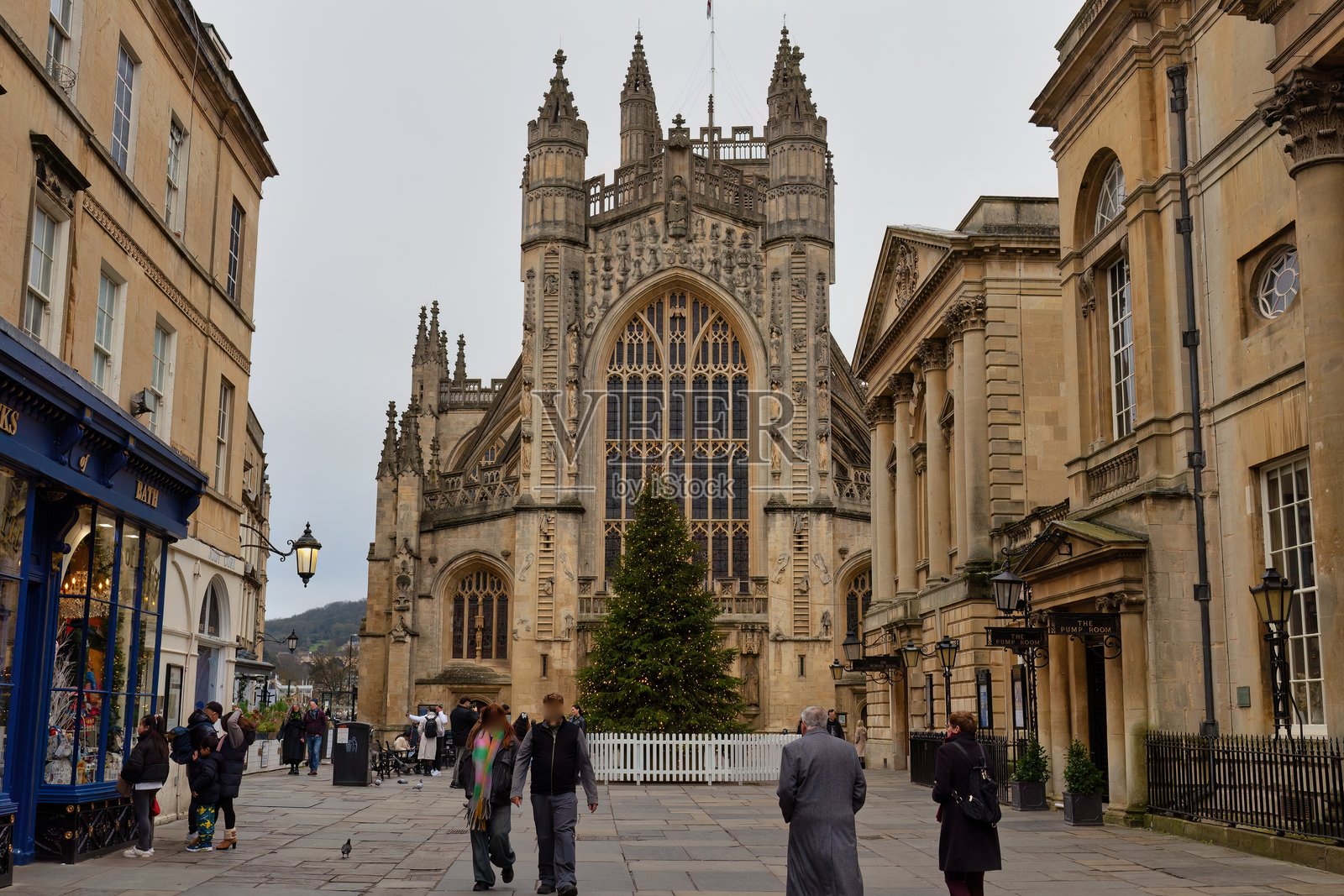 英格兰巴斯的街景,巴斯修道院显著可见。照片摄影图片