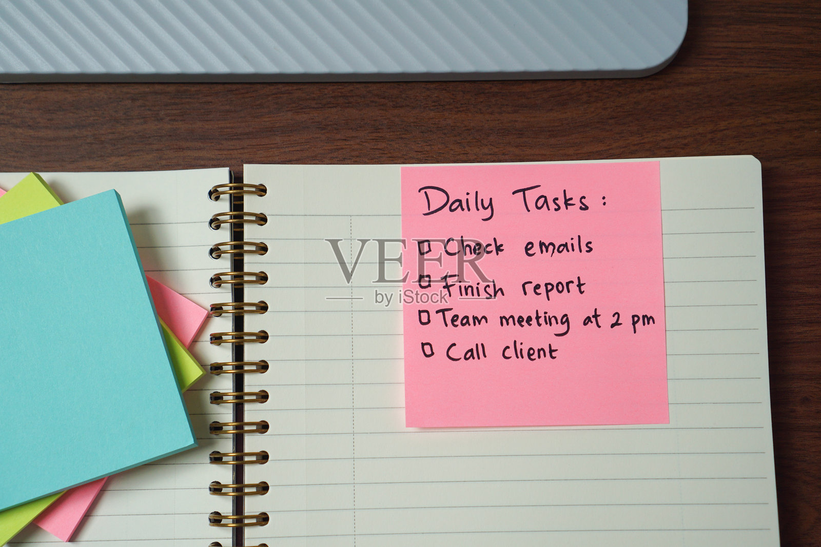 办公室工作区的便签上的日常任务提醒照片摄影图片