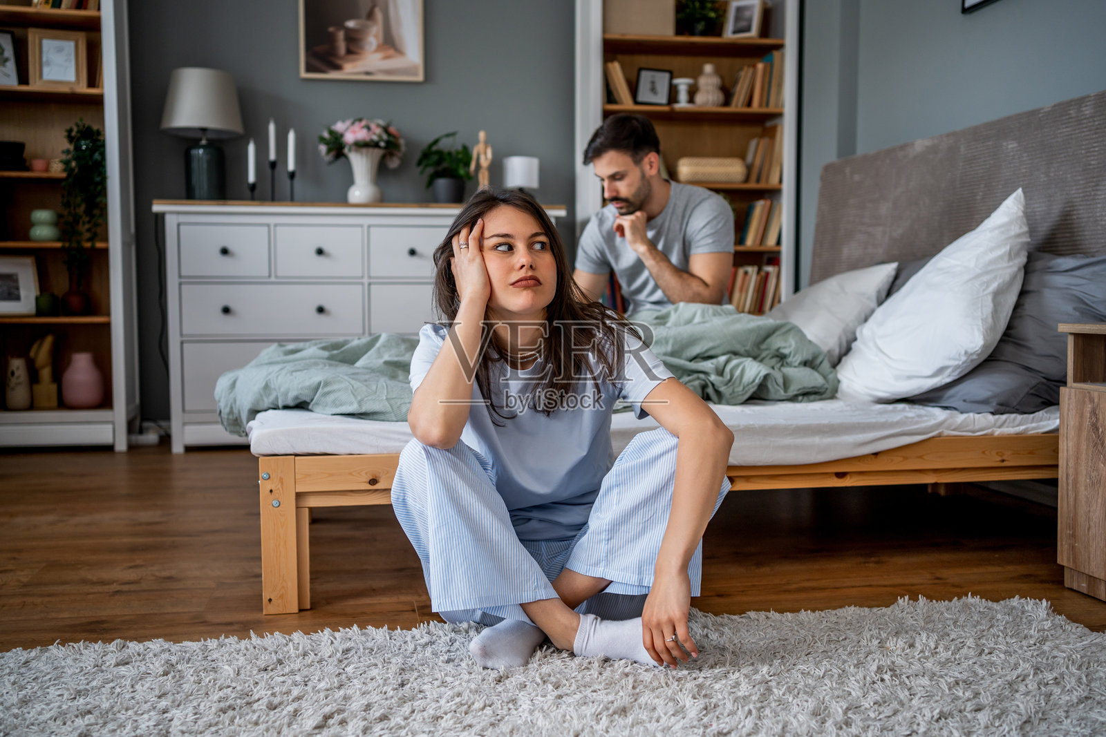 年轻情侣在家床上面临感情问题照片摄影图片