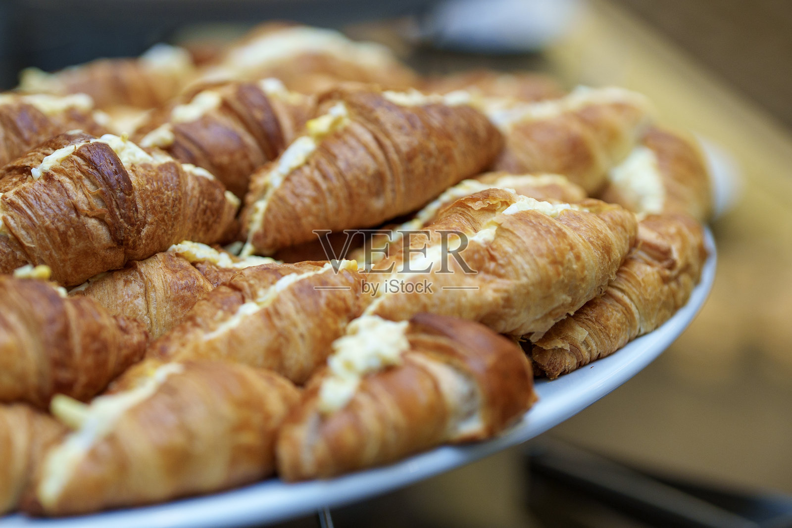 装满蛋沙拉的可颂托盘照片摄影图片