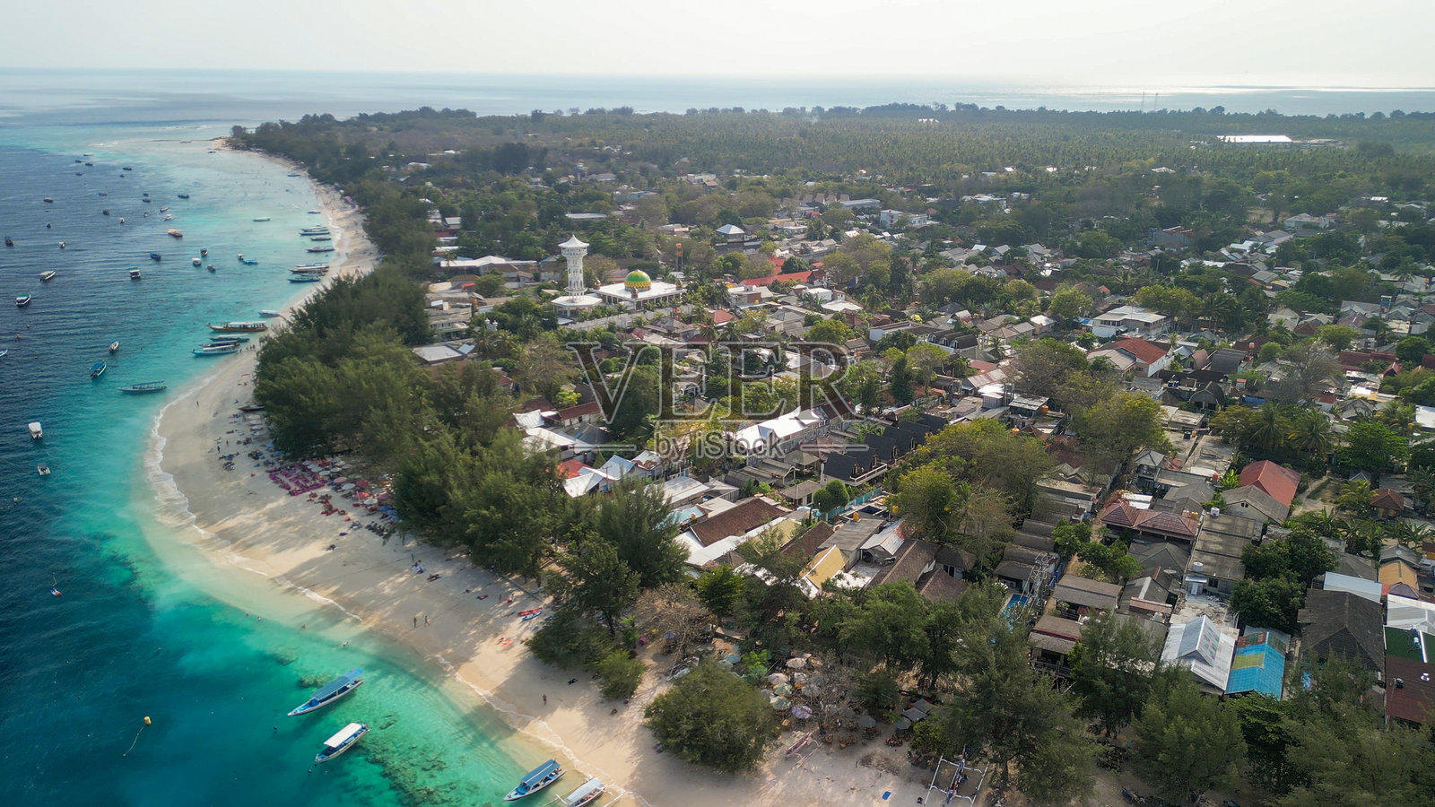 印尼吉利特拉旺岸边的惊人航拍景观,阳光明媚的日子照片摄影图片