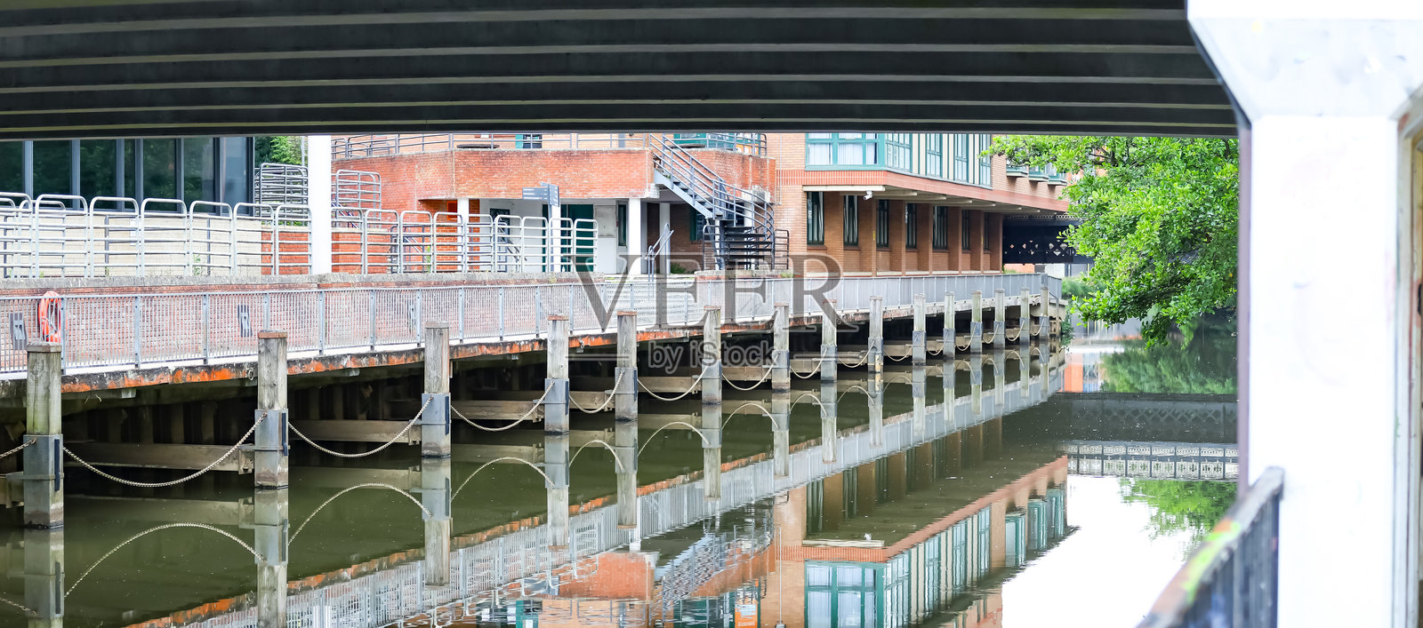 英格兰吉尔福德的河滨长廊照片摄影图片