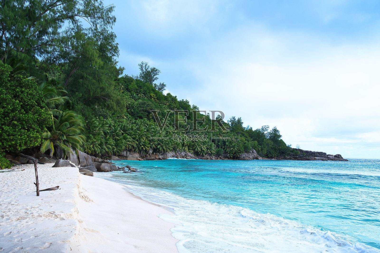 白色沙滩上有花岗岩石和碧绿色的安斯廷丹斯海水照片摄影图片