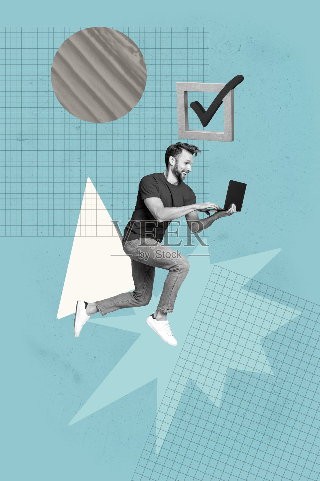 当代艺术拼贴,快乐的女孩和男孩站在勾号图标旁,象征项目确认、接受交易和待办任务的进展。照片摄影图片