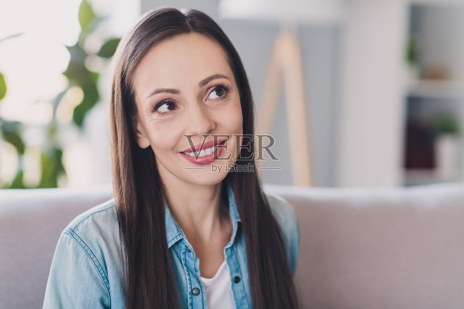 迷人的快乐好奇长发女孩在室内思考解决方案照片摄影图片